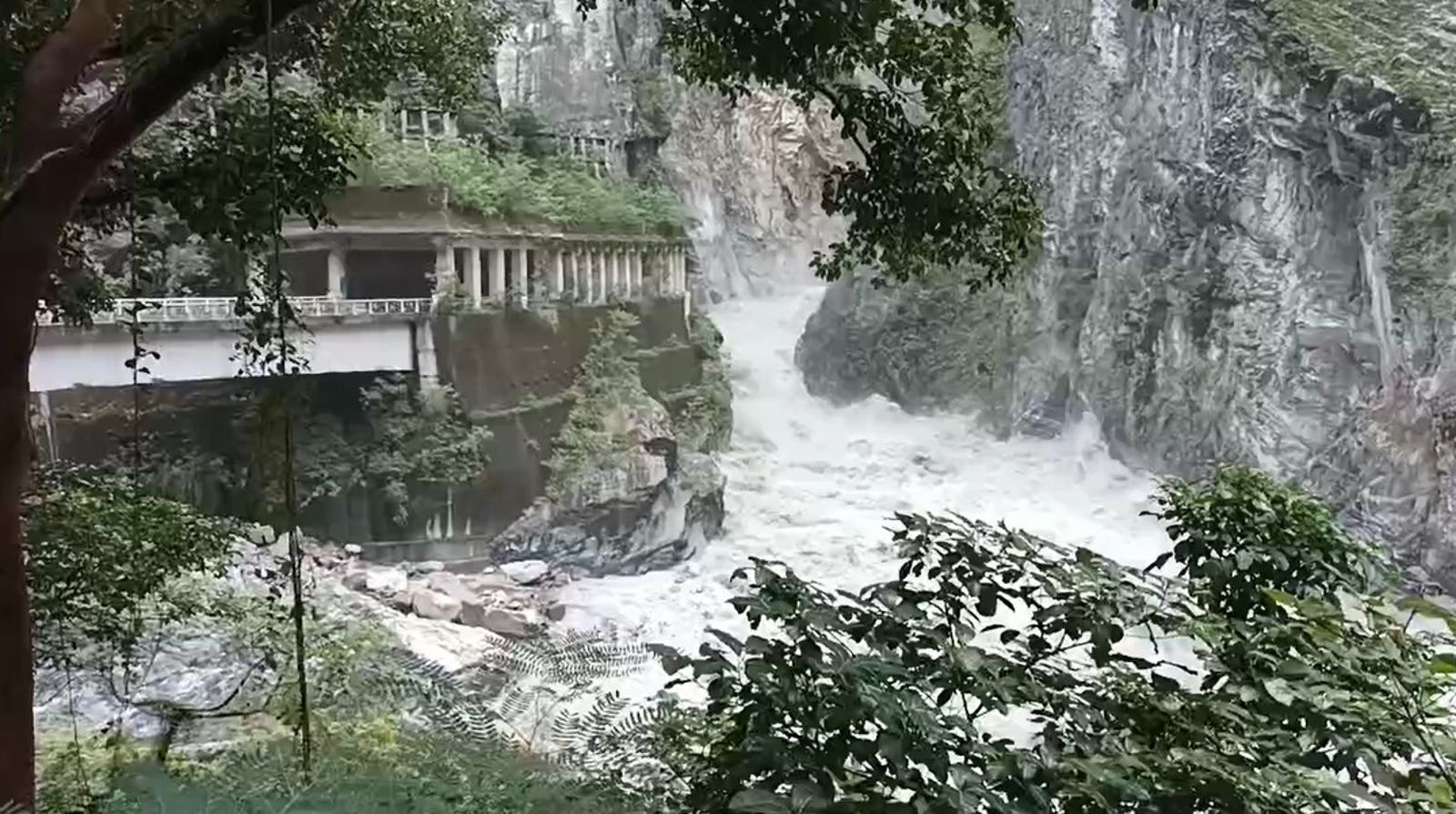 民眾不要靠近！　花蓮立霧溪燕子口堰塞湖中午潰流