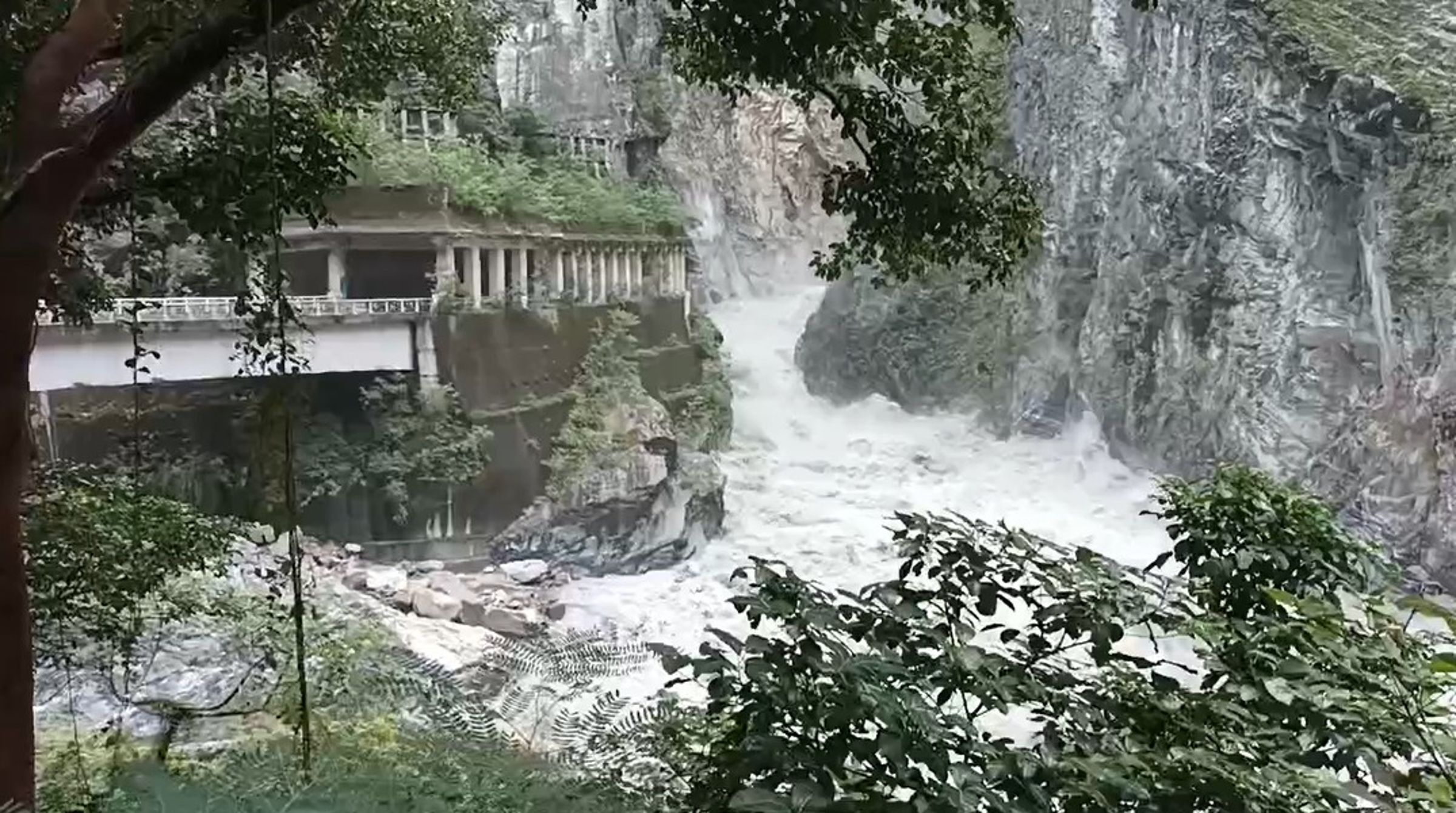 今日中午前觀測到溢流水量急遽增加，壩體遭強烈沖蝕，出現明顯崩塌破損跡象。（林業及自然保育署提供）