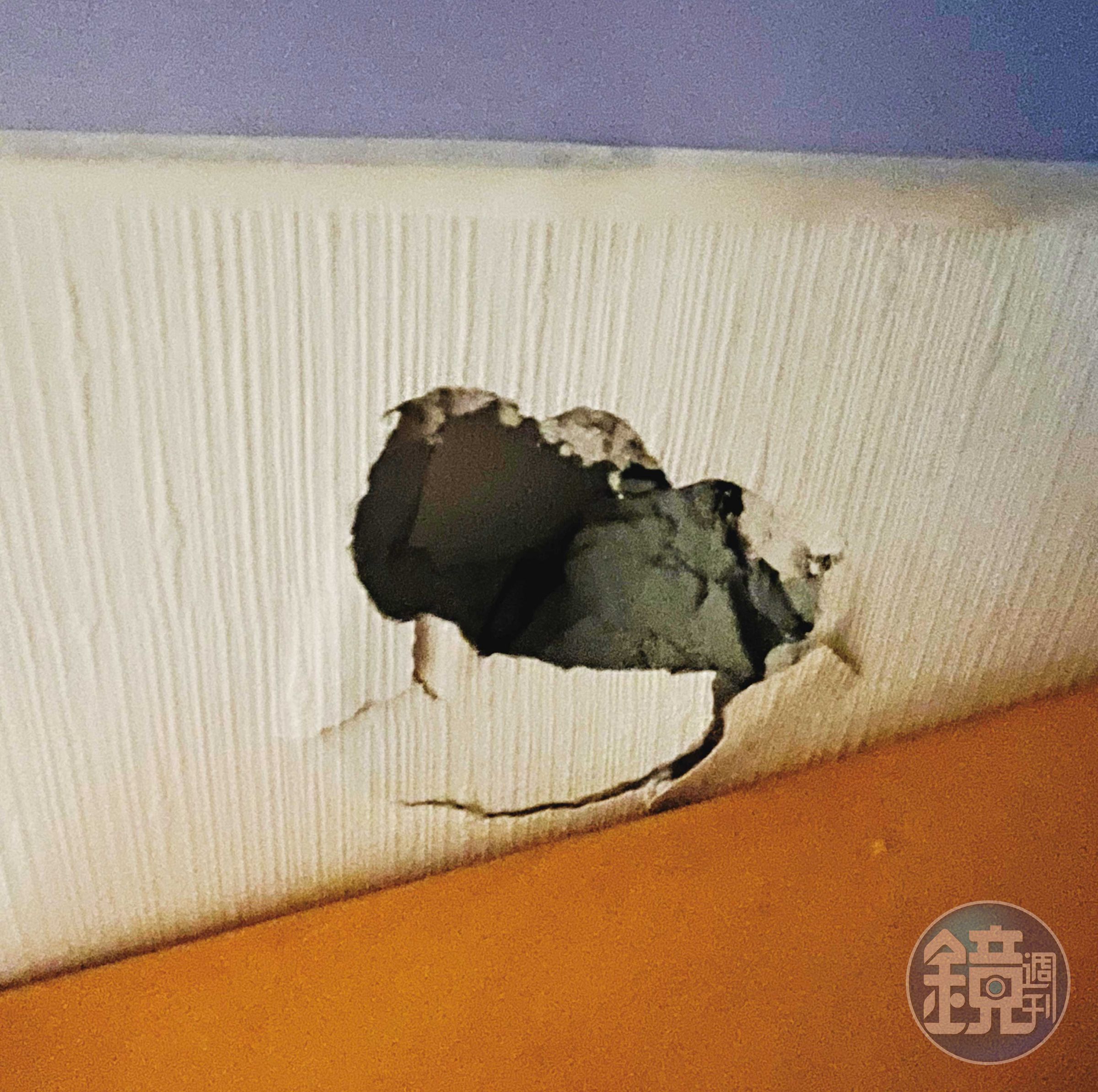宋晶宜之子劉男遭控情緒控管不當,已不只一次打爆家中的牆壁。(當事人提供)
