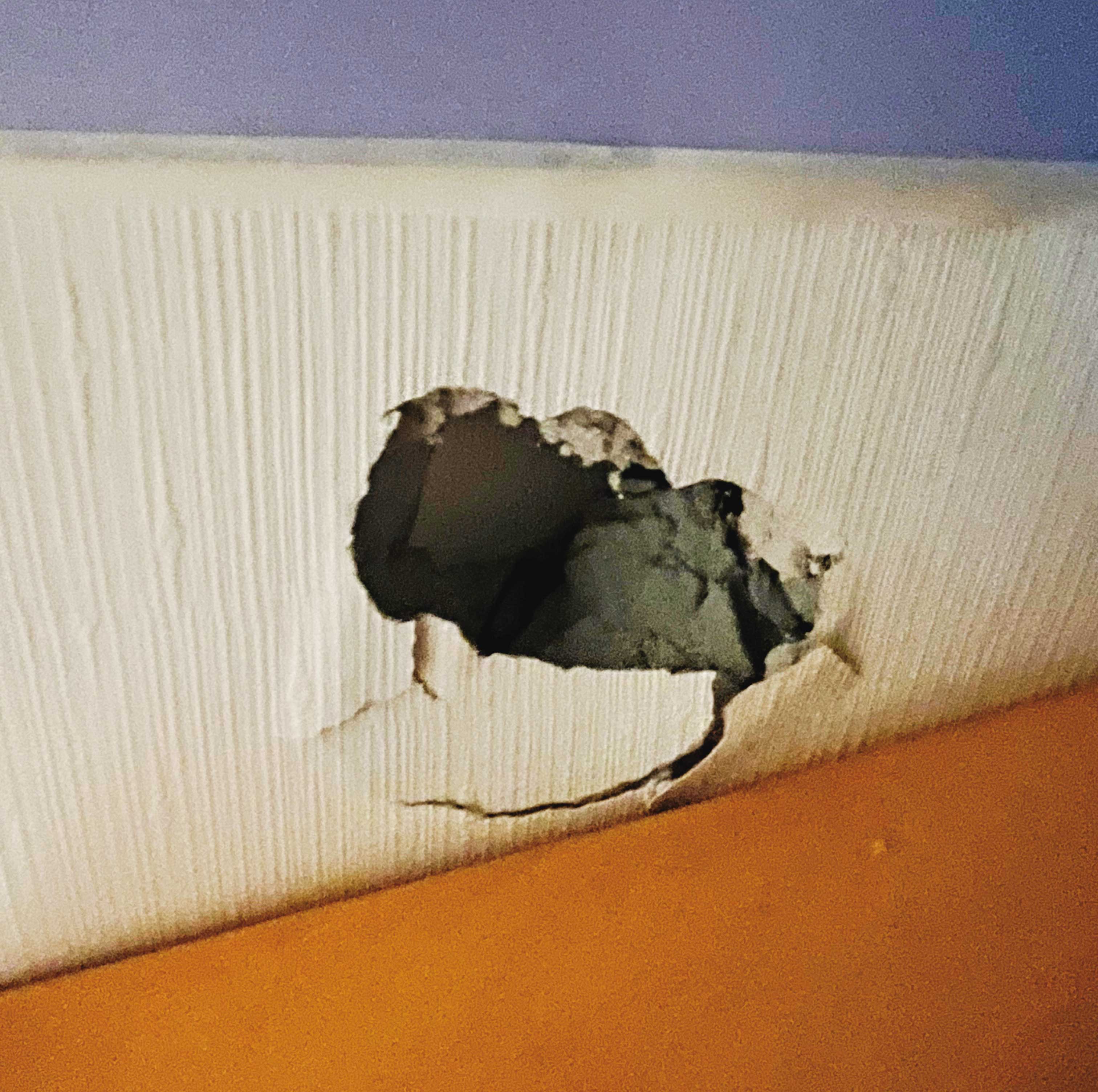 宋晶宜之子劉男遭控情緒控管不當，已不只一次打爆家中的牆壁。（當事人提供）