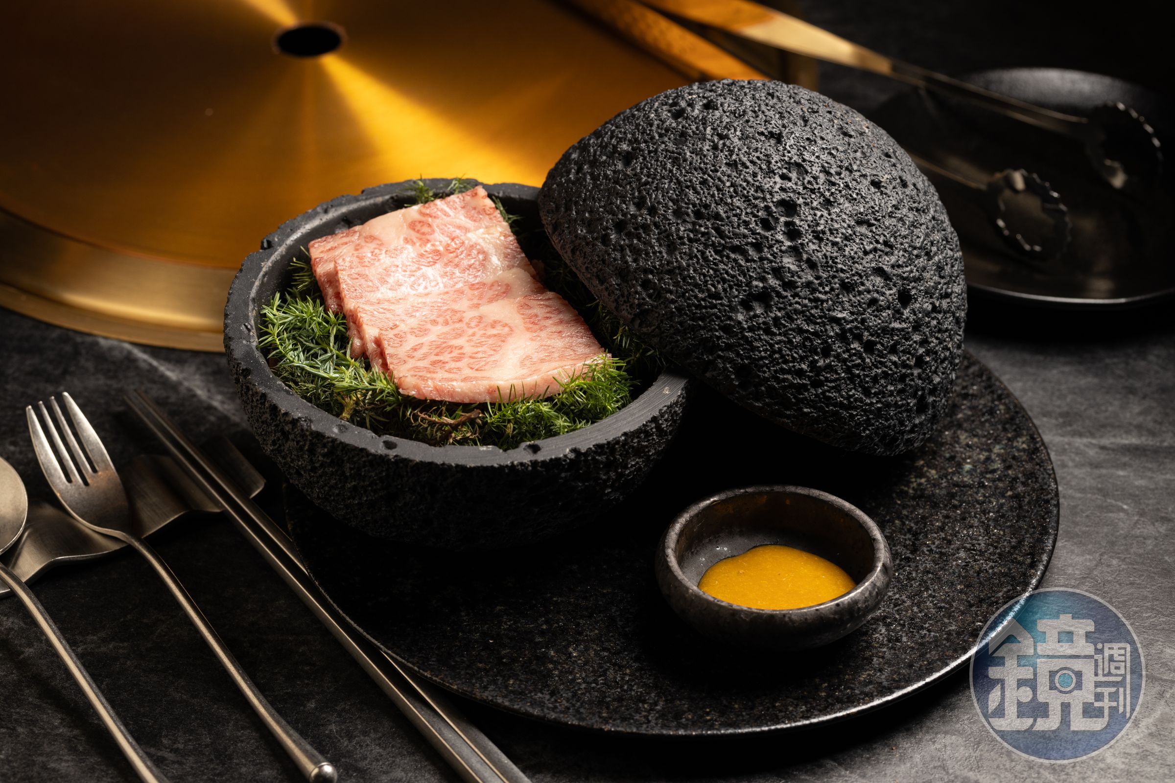「日本和牛星球霜降」將和牛霜降薄片盛裝在球形容器中，開蓋時，燒烤橘子皮的清香與煙霧撲面而來。（4,960元星胡同雙人精選套餐菜色）