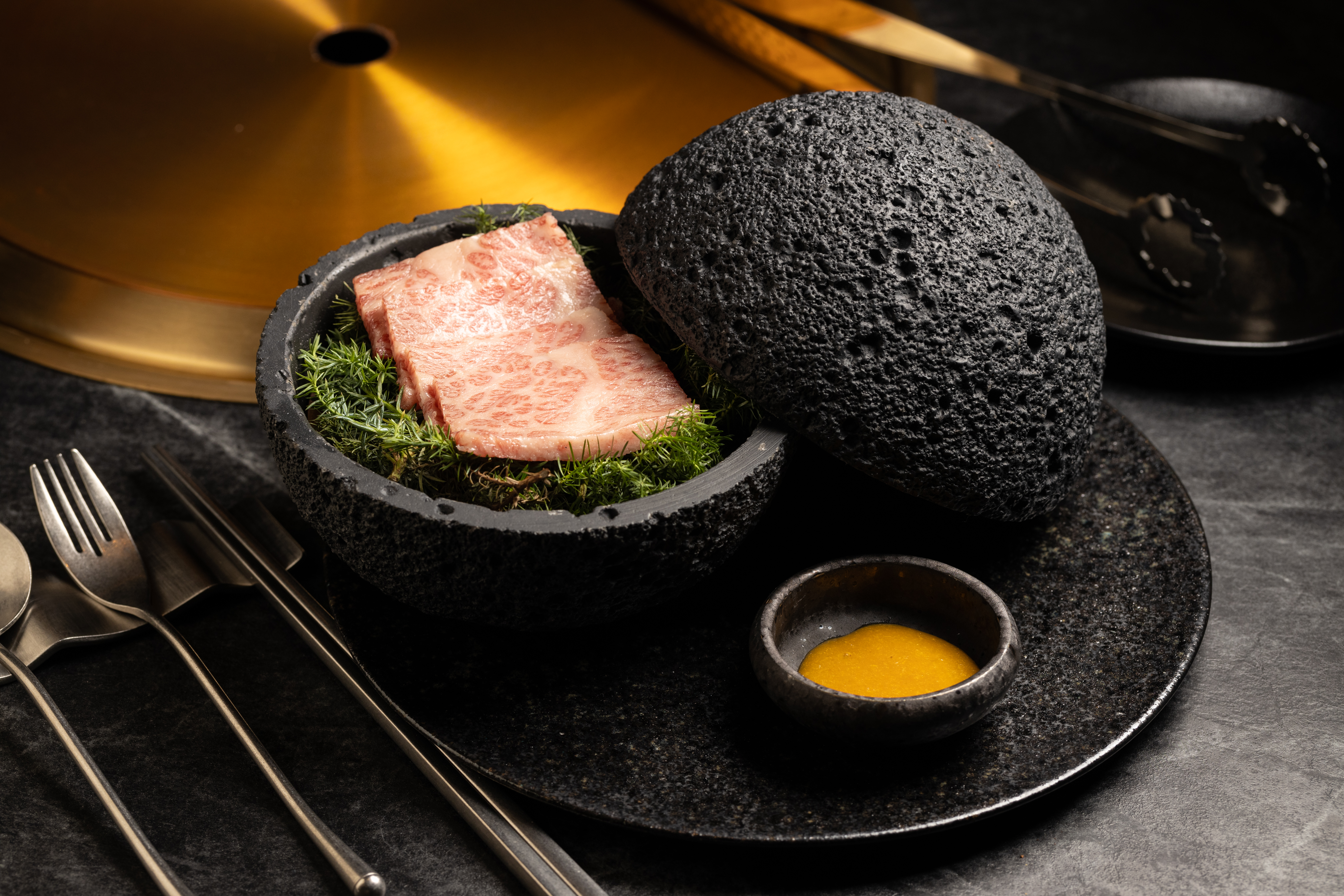 「日本和牛星球霜降」將和牛霜降薄片盛裝在球形容器中，開蓋時，燒烤橘子皮的清香與煙霧撲面而來。（4,960元星胡同雙人精選套餐菜色）