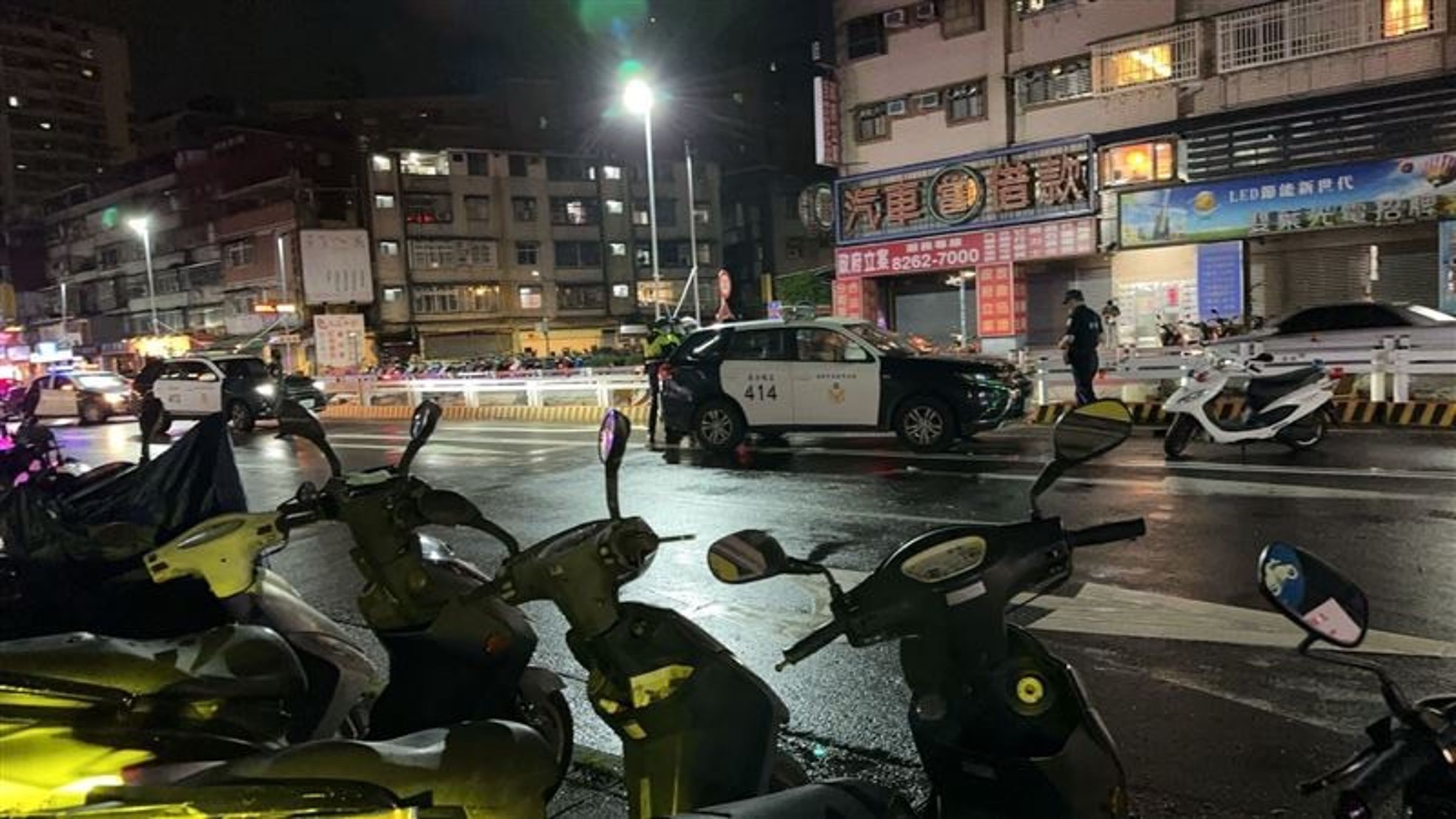 新北土城分局清水派出所劉姓所長，盤查時遭駕駛拖行殉職。（翻攝畫面）
