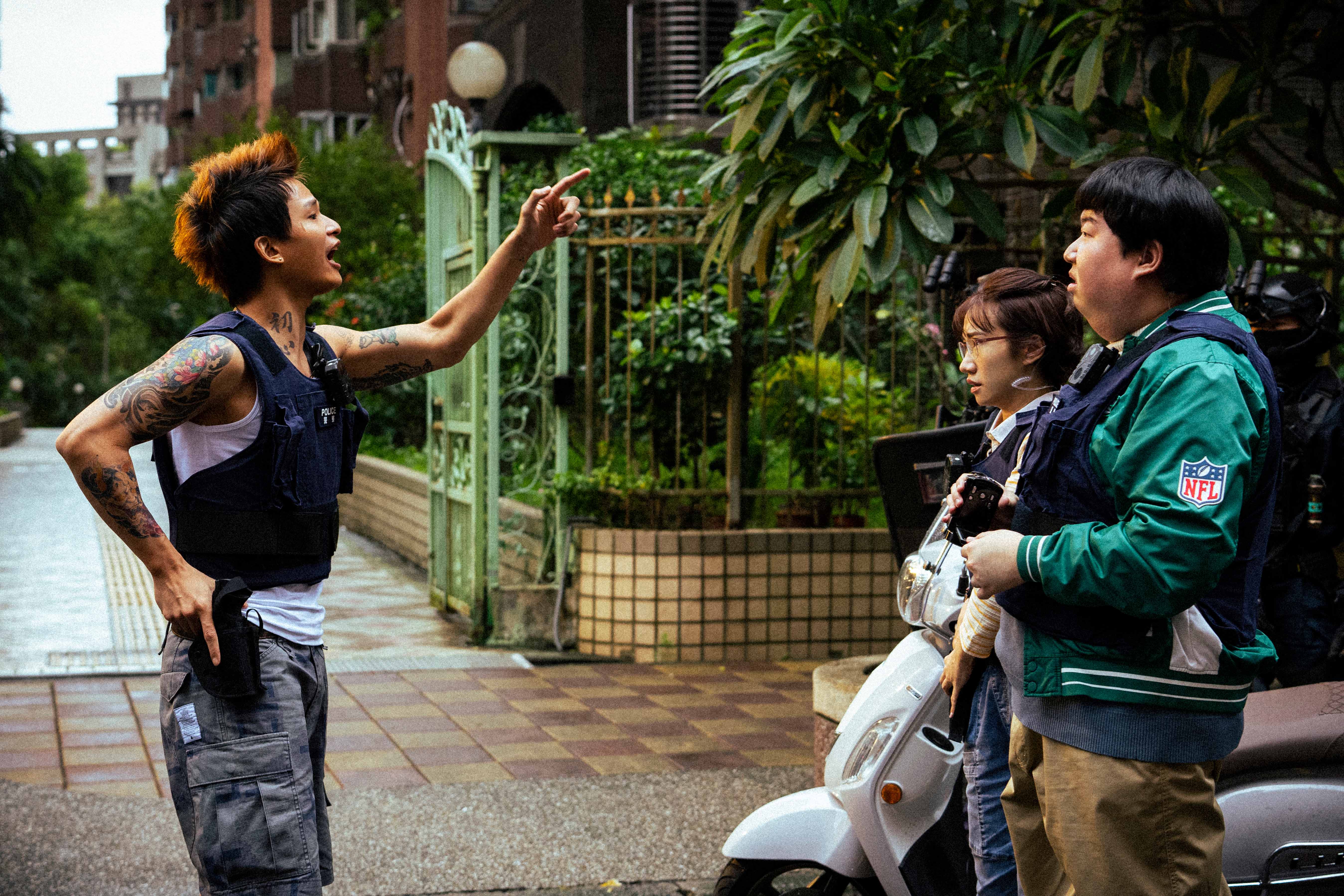 《正港分局》黃奇斌（左起）、Lulu黃路梓茵、陳彥佐一同荒唐辦案。（Netflix提供）