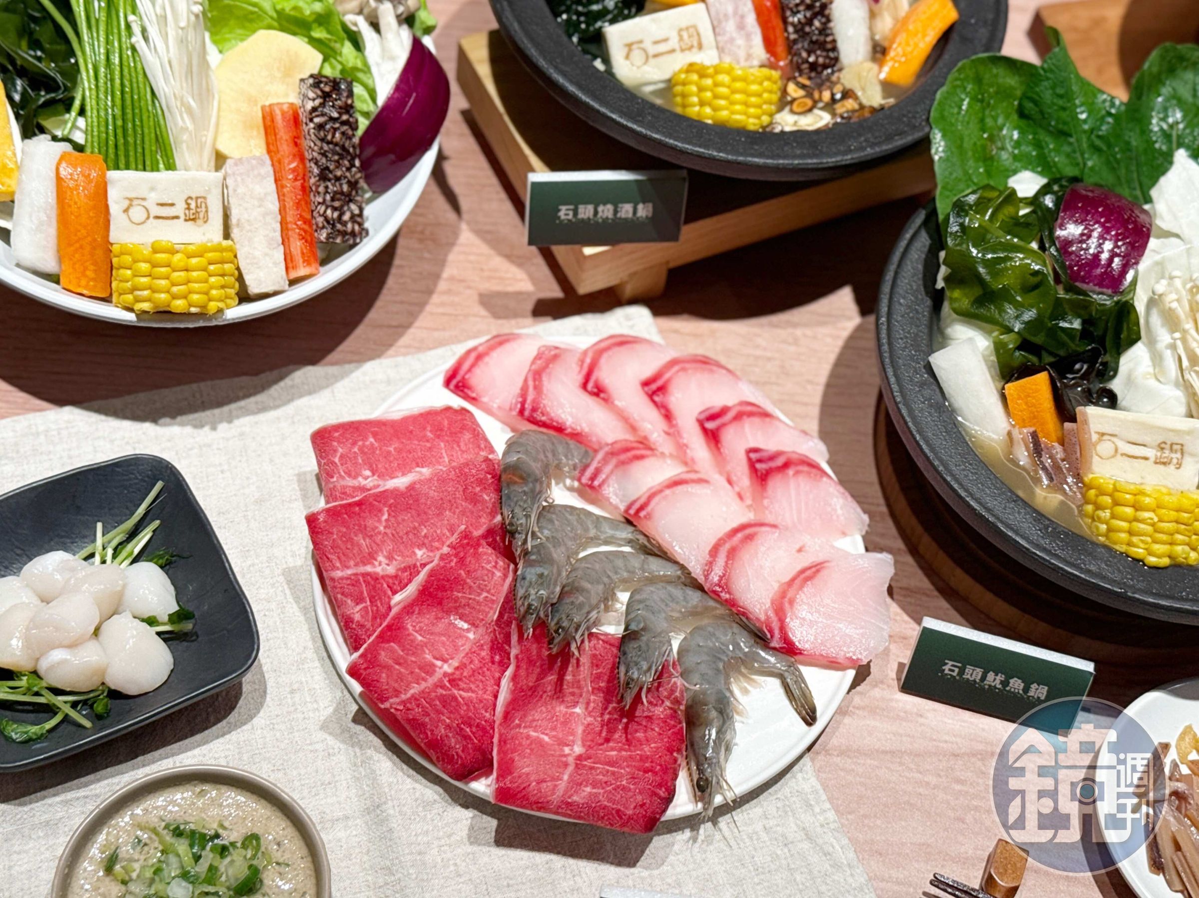 「海陸大三拼」一次滿足肉品與海鮮需求,活動期間符合指定點餐條件,還可免費獲贈價值79元的小干貝一份。(399元/份)