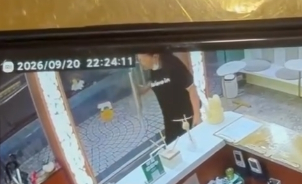 婦人趁眾人注意力在關心火警，悄悄闖入附近一家按摩店行竊。（翻攝自Threads）