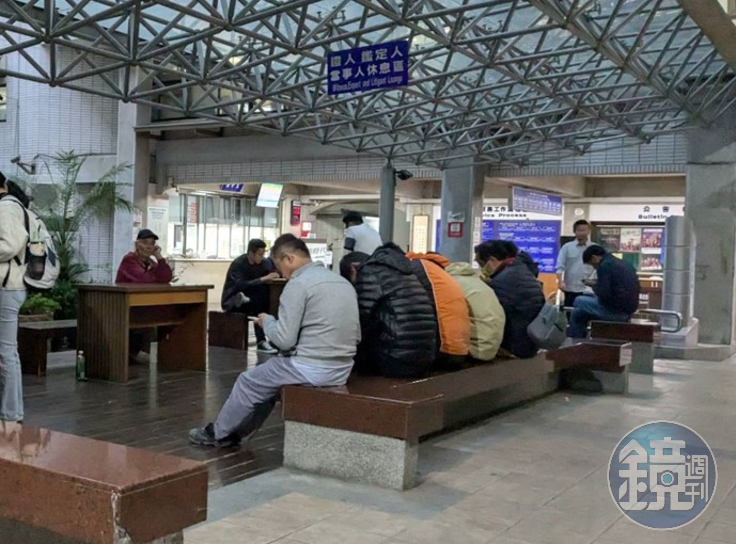 檢方以證人身分傳訊17人到案說明事發經過,正漏夜偵訊中。