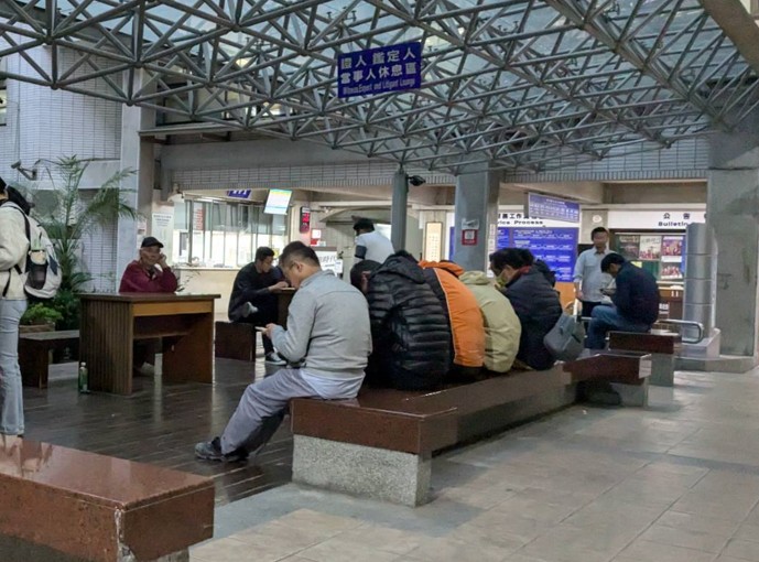 檢方以證人身分傳訊17人到案說明事發經過，正漏夜偵訊中。