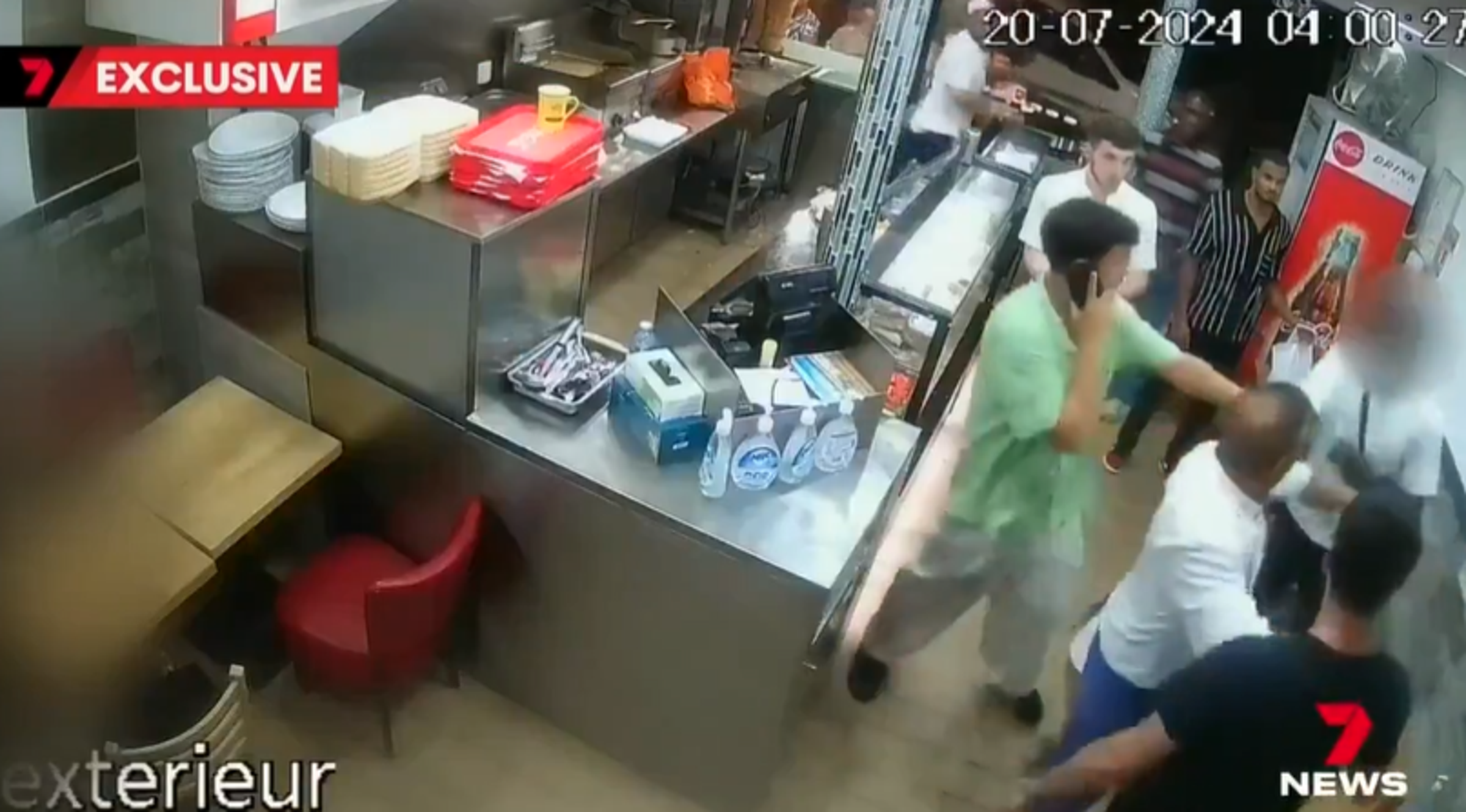 最後烤肉店員工集體打爆歹徒，但無奈歹徒還是趁機逃跑。（翻自《7 NEWS》）