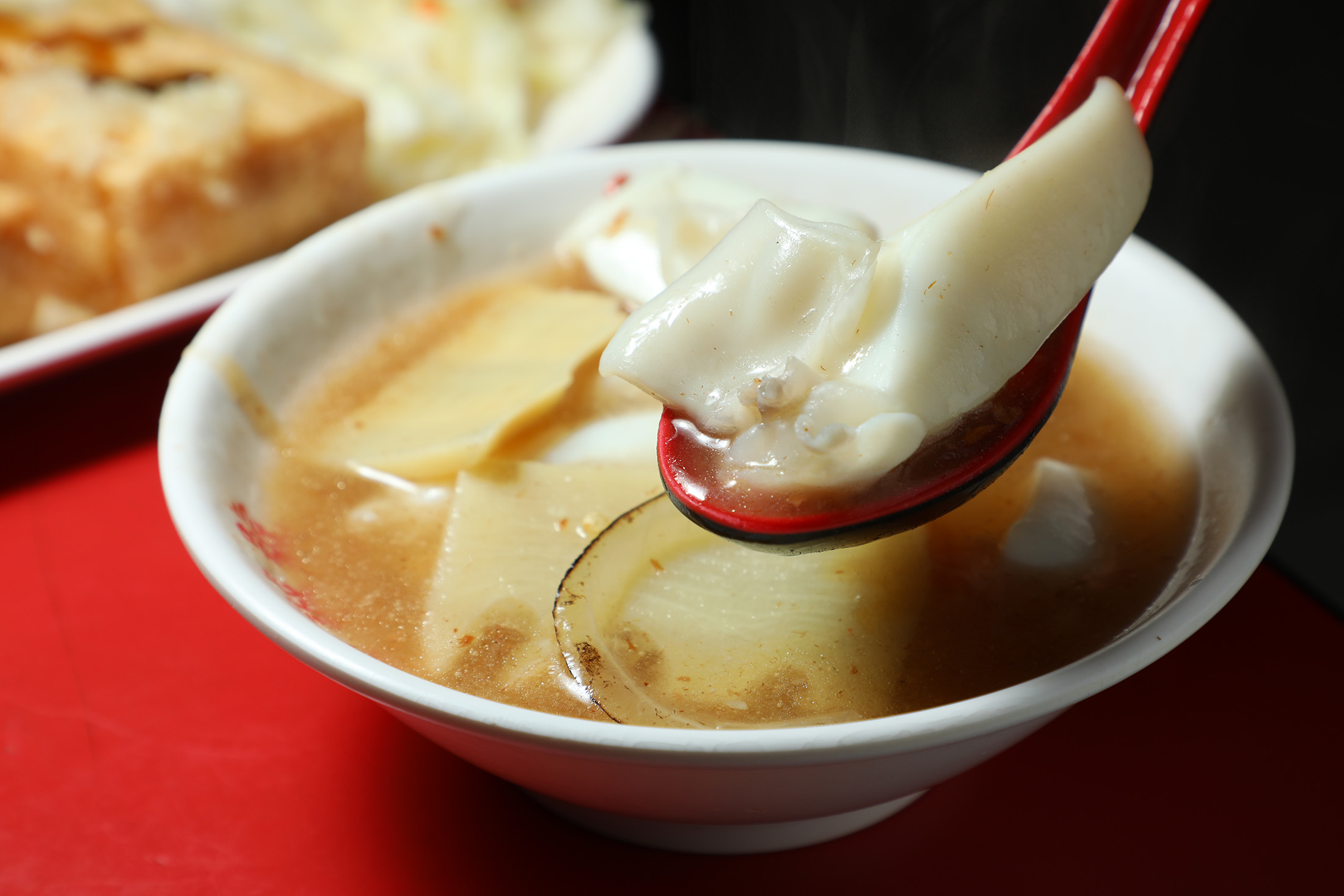 從二代接手的爽脆花枝羹,到賣了50年的肥美焢肉飯,士林夜市有許多滿載城市記憶的老牌小吃。