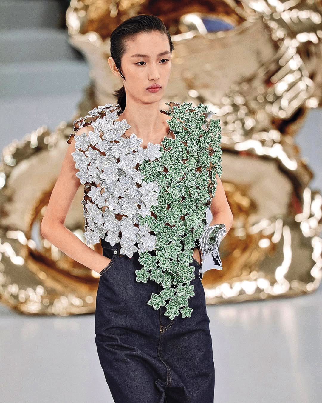 宛如雕塑品般的上衣，將時裝提升至藝術層次。（翻攝自LOEWE IG）