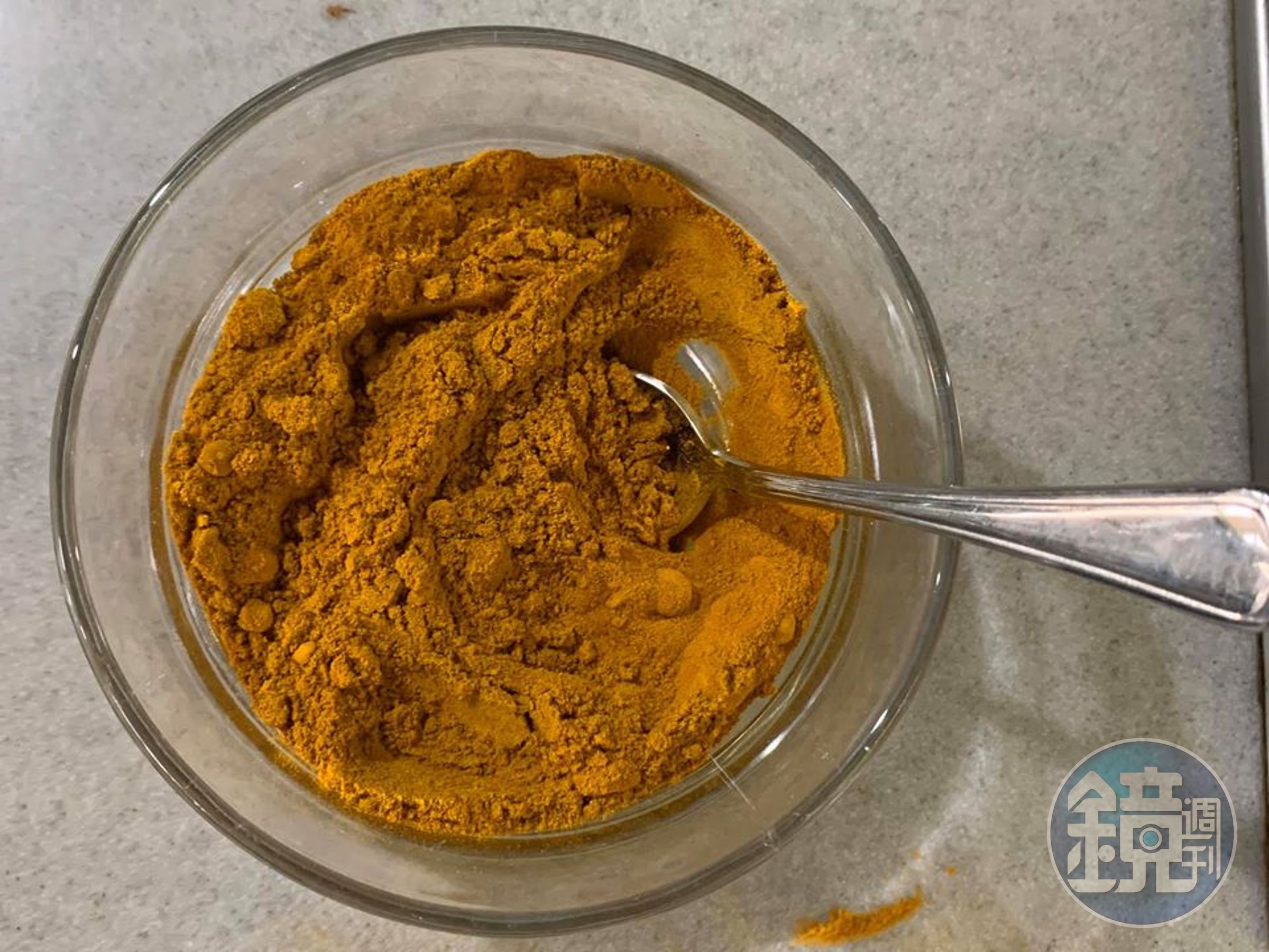 薑黃和咖哩粉各半的量倒成一碗。