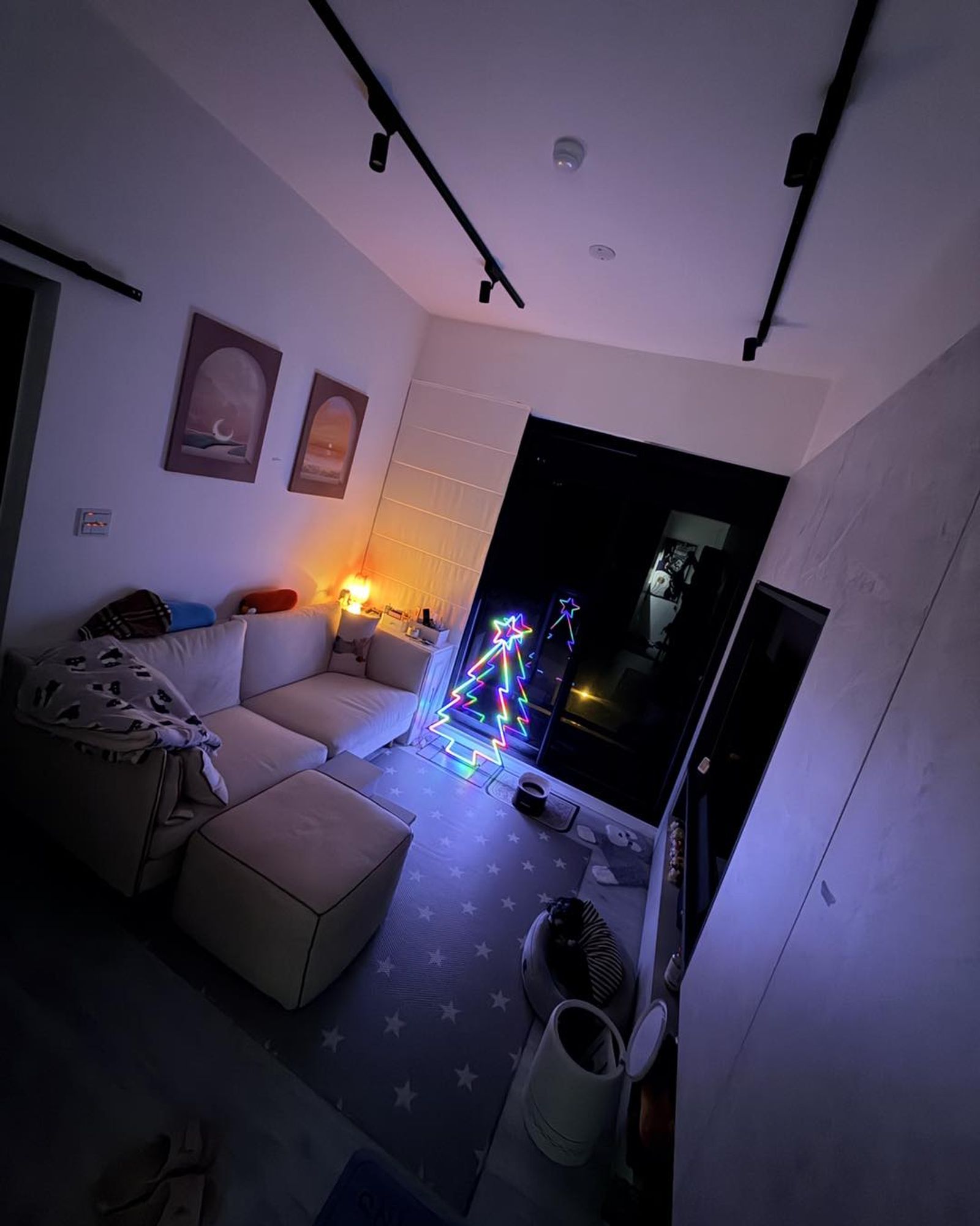 大牙分享住家客廳的耶誕樹燈飾。（翻攝大牙臉書）