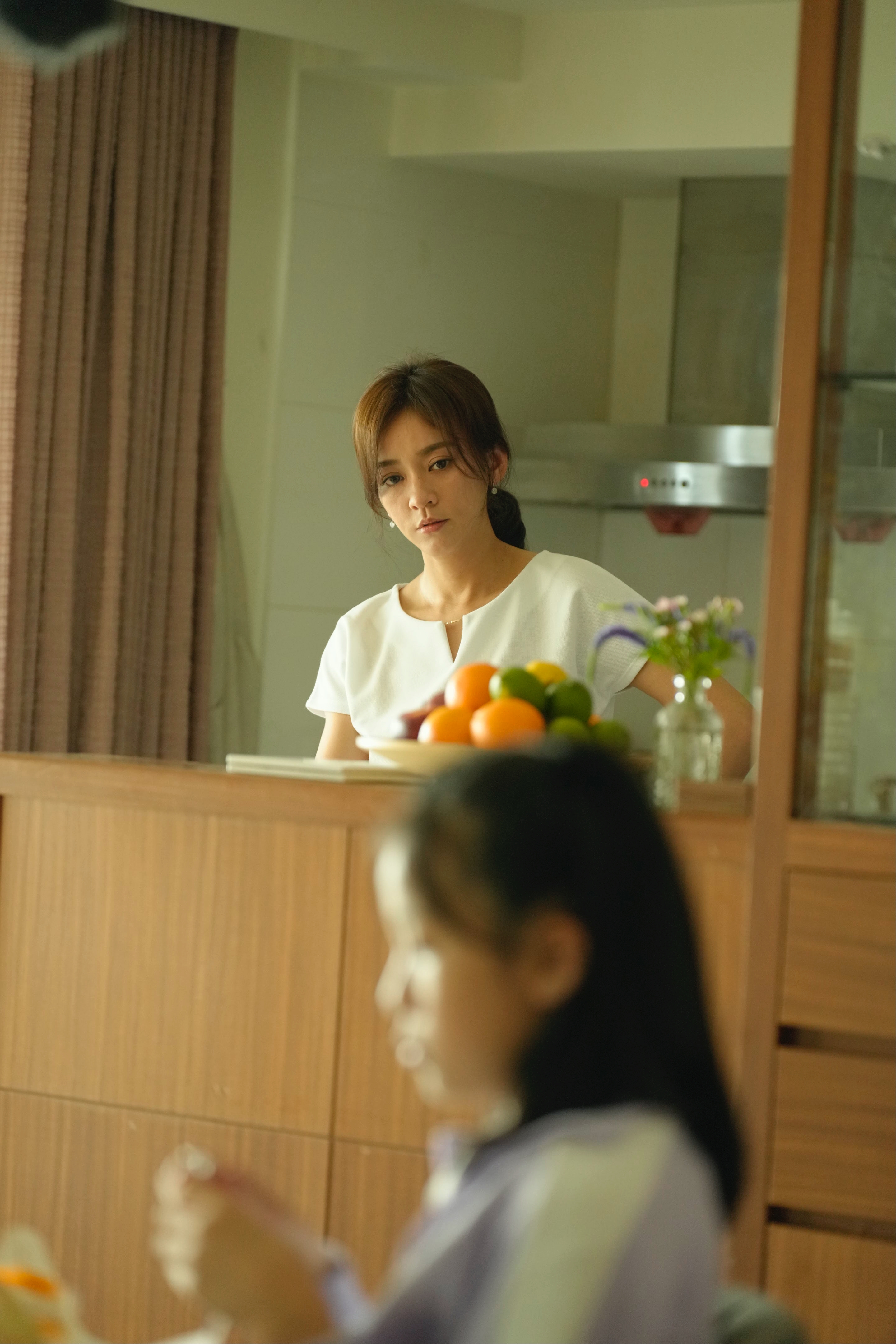 陳意涵在《小曉》片中飾演獨自撫養過動症女兒的母親,與大眾社會期待的「賢妻良母」截然不同。(威望國際提供)