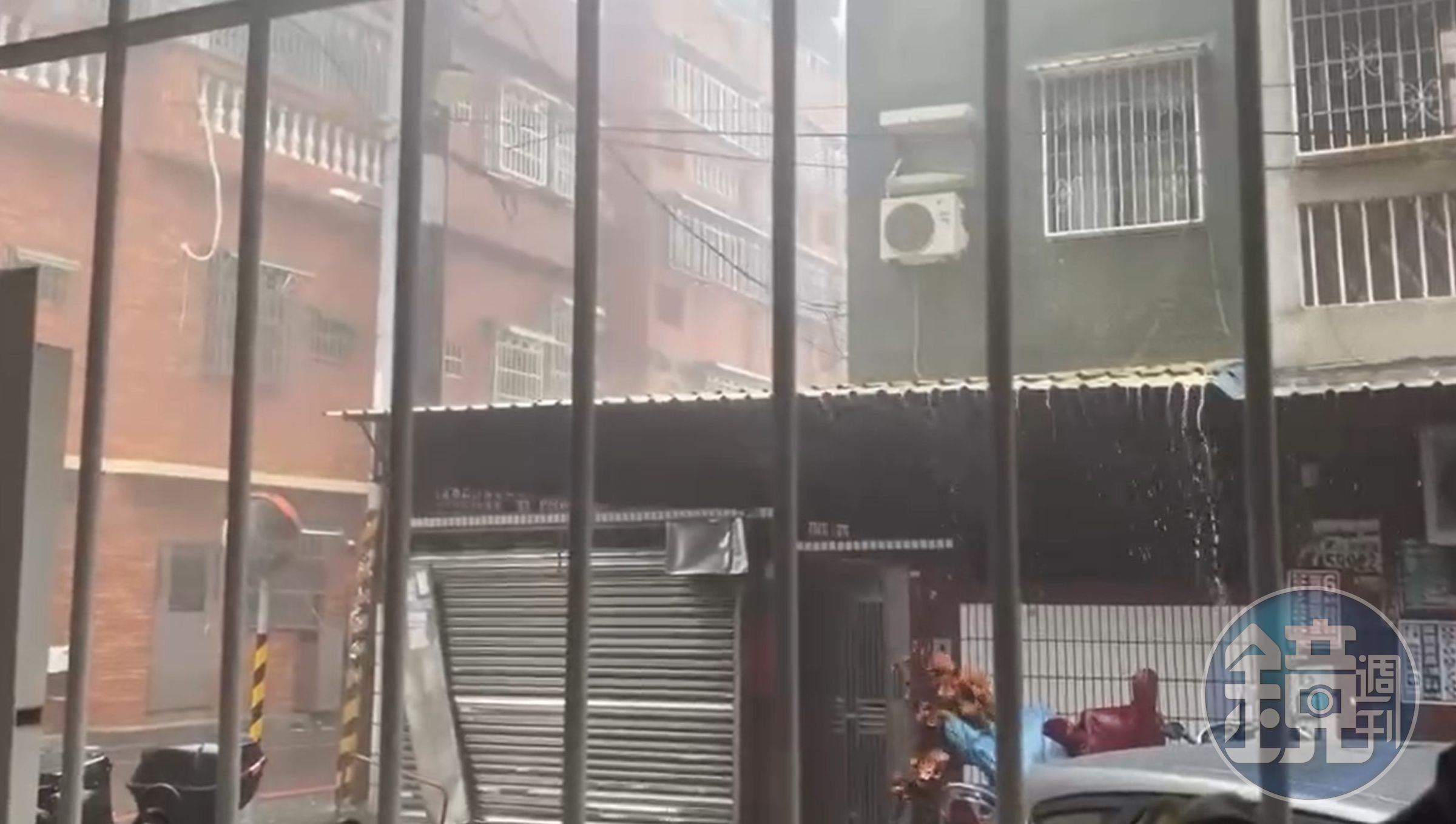 山陀兒今天中午登陸小港,高雄民宅鐵捲門飽受風雨摧殘,快要被吹爛。(讀者提供)