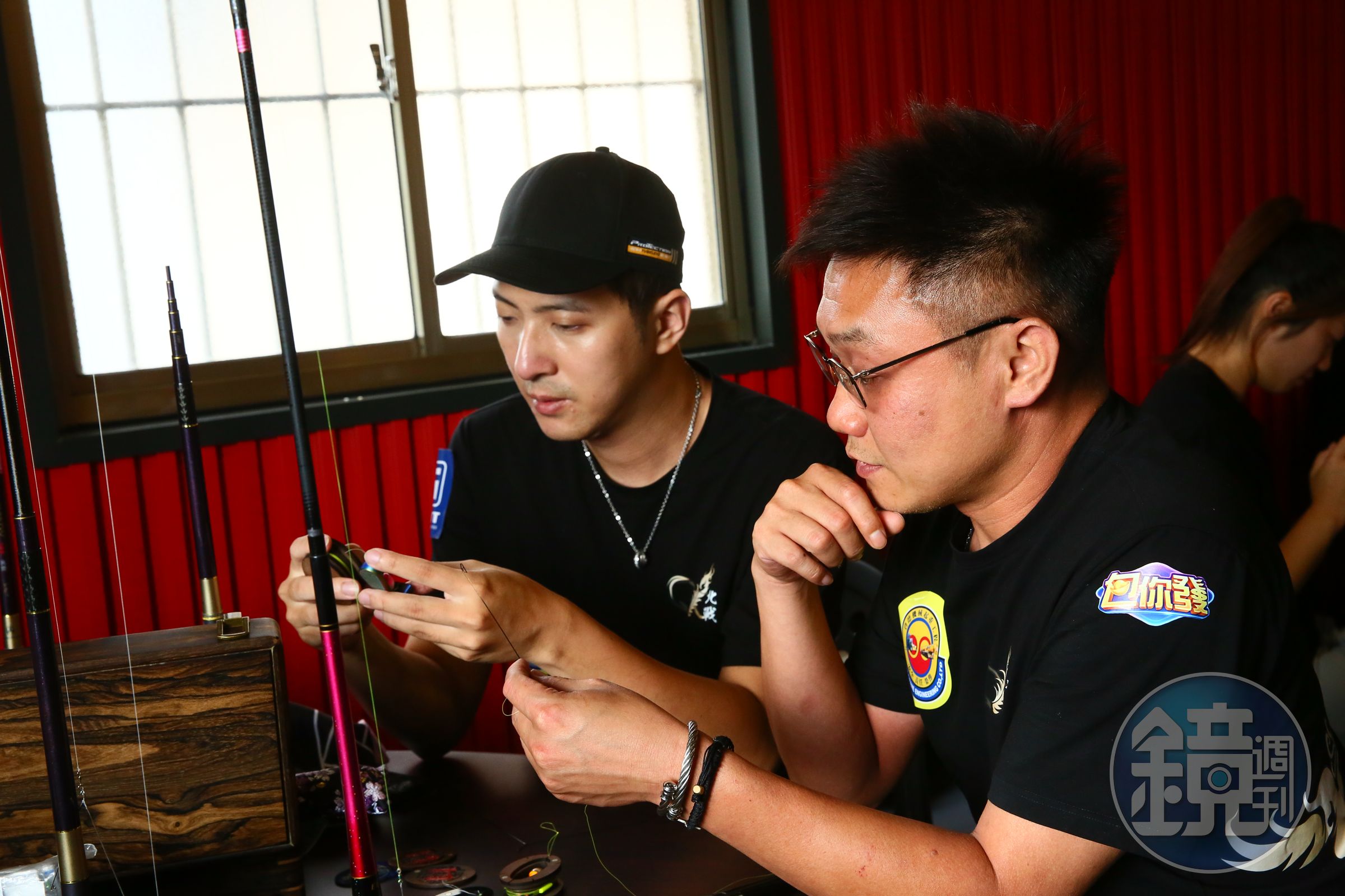 楊小錡（右）與阿綱（左）是團體賽固定拍檔，二人去年拿到「MLS國際釣蝦競技邀請賽」團體組冠軍。