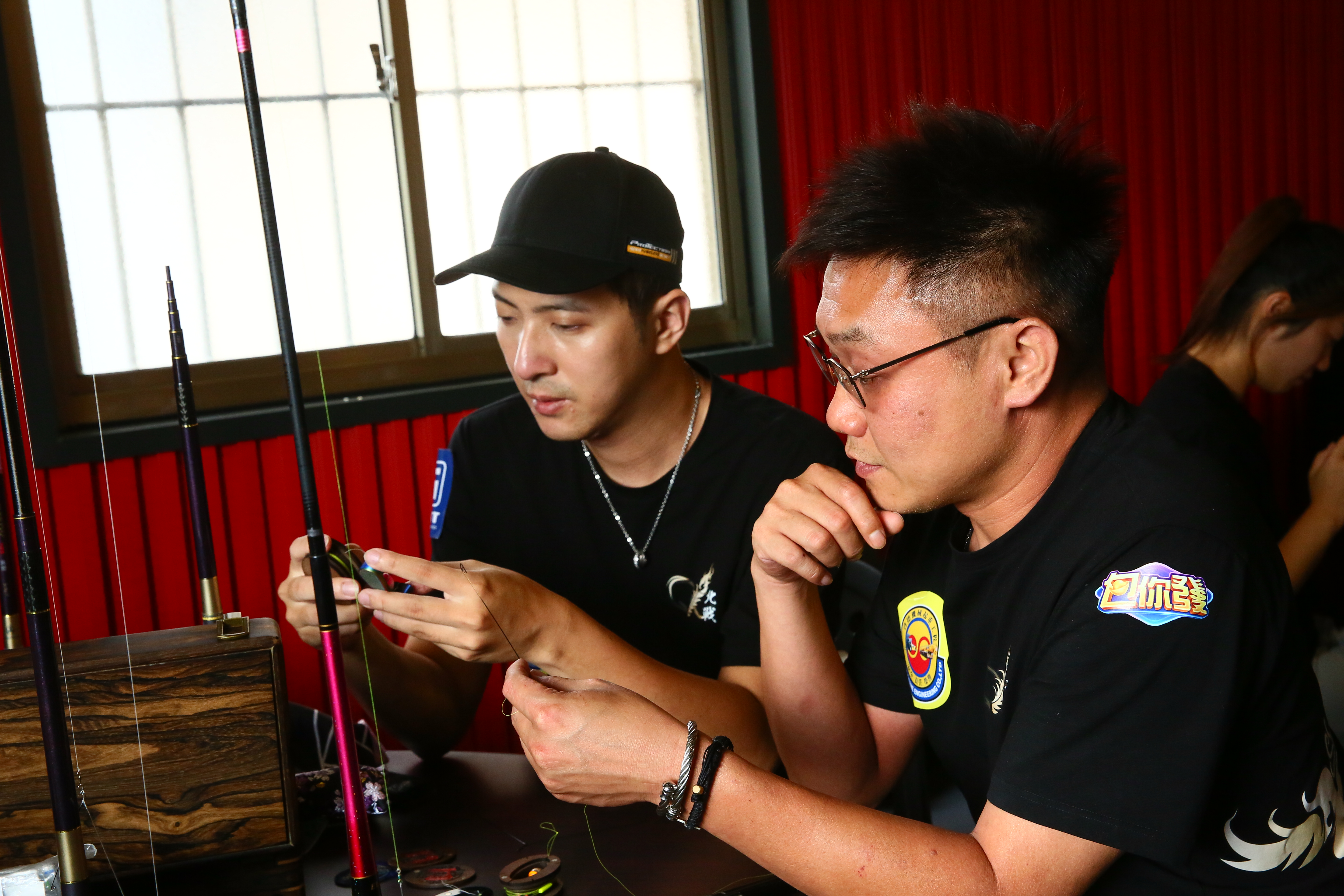 楊小錡（右）與阿綱（左）是團體賽固定拍檔，二人去年拿到「MLS國際釣蝦競技邀請賽」團體組冠軍。