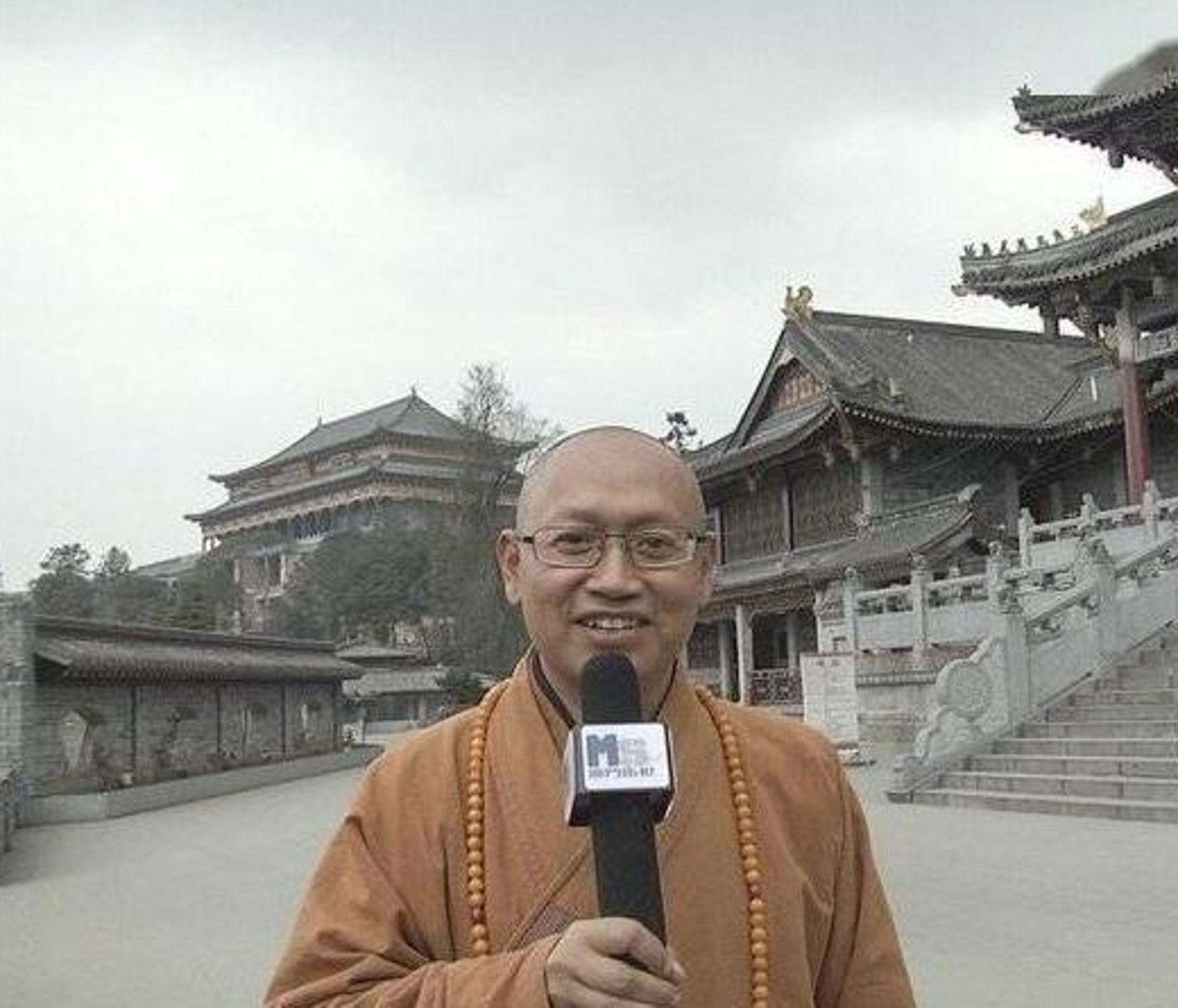 釋照杰與女主播多次開房,慘遭對方老公「仙人跳」。(翻攝微博)