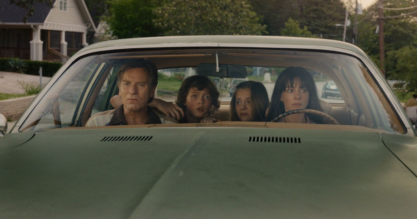 安海瑟薇、伊旺麥奎格組家庭 《橡樹街末日》驚悚穿越遇上恐龍