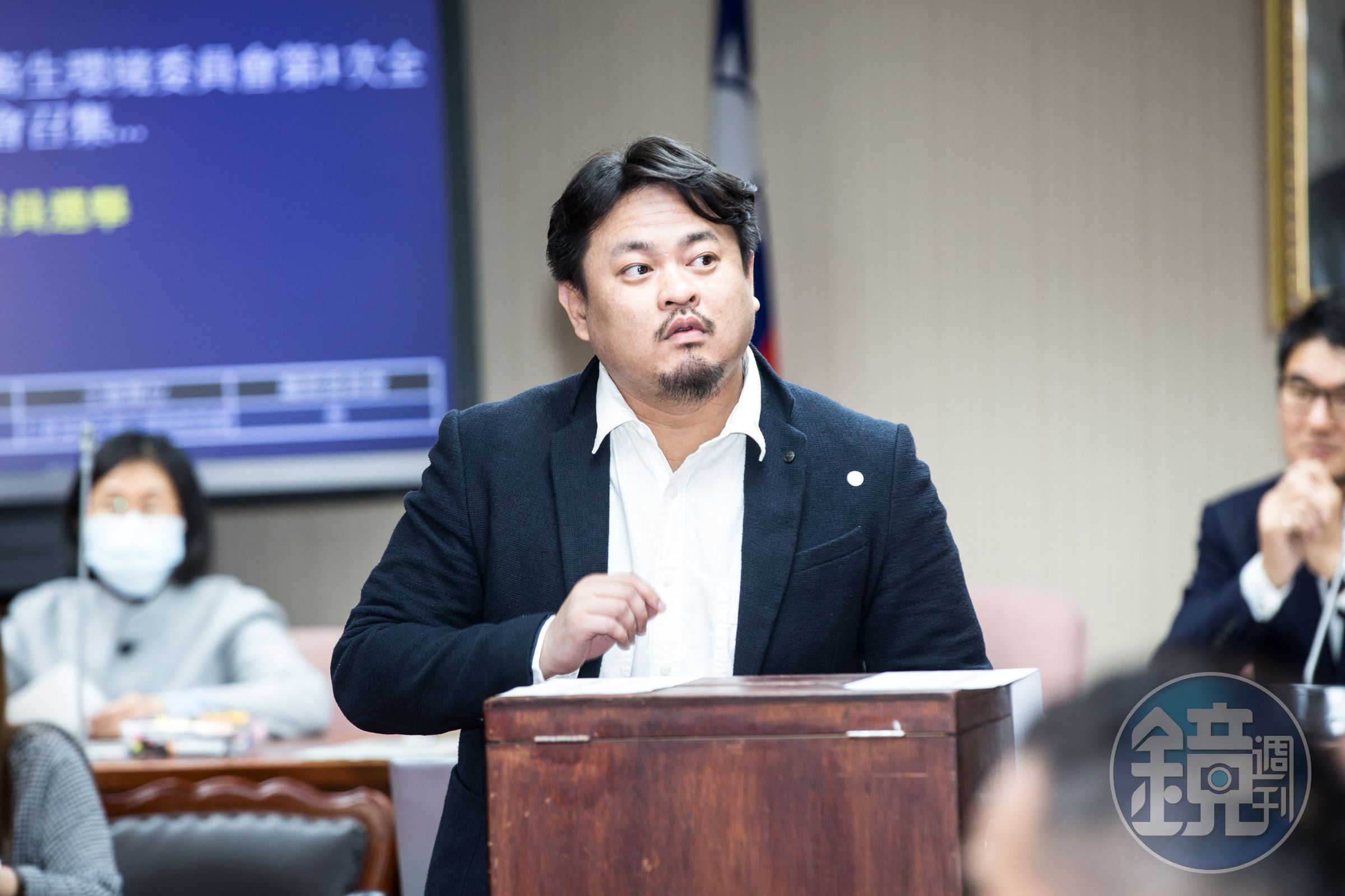 洪申翰指立法委員接到民眾陳情,請電信公司確認附近的訊號品質,該加強就加強,這種普通到不行的事,有什麼好「驚爆」?(本刊資料照)