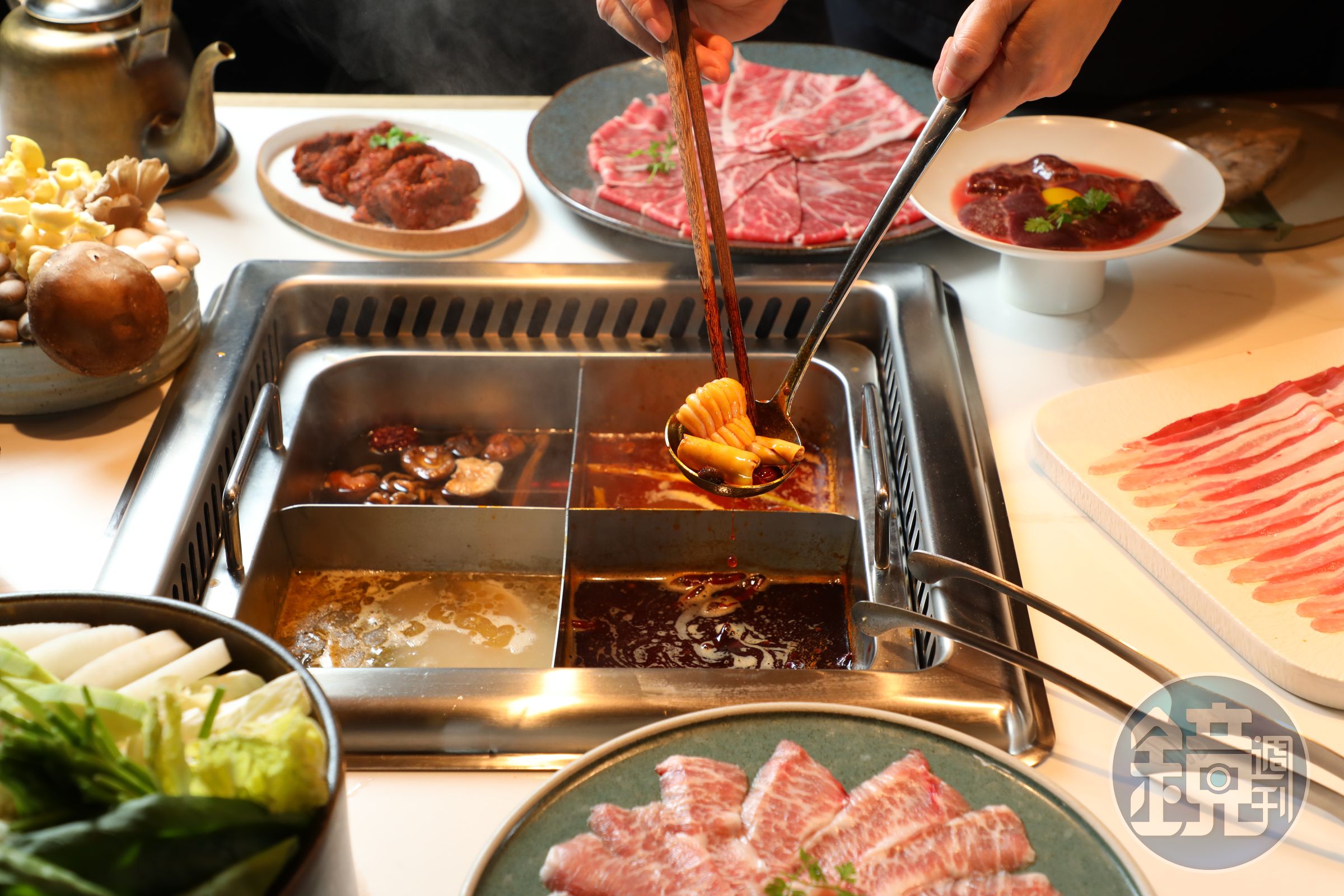 點四宮格可把「重慶牛油鍋」（右下，320元／份）「酸菜魚鍋」（左下，220元／份）「番茄鍋」（右上，240元／份）和「蕈菇鍋」（左上，180元／份）一網打盡。