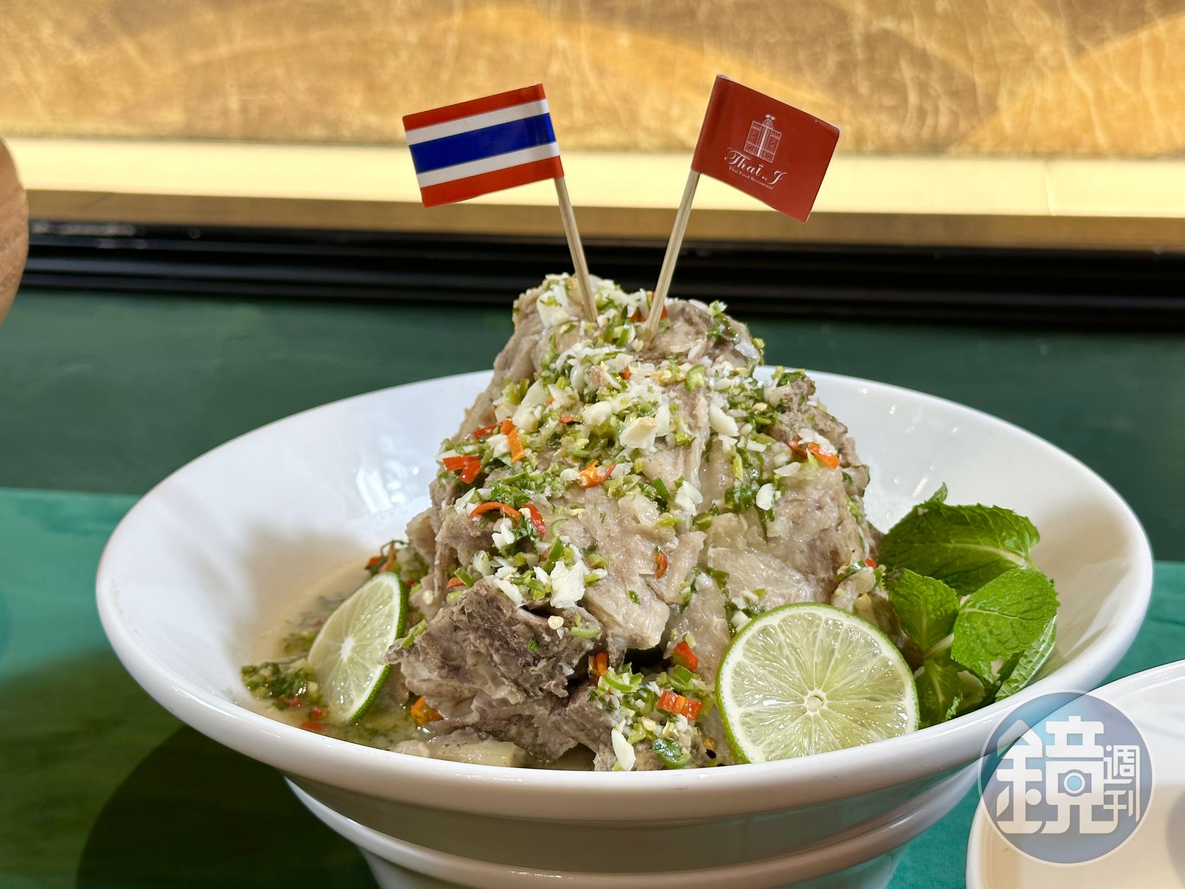 「Thai J泰式料理」推出新菜「泰J火山排骨」,讓客人不用去泰國,就能吃到在曼谷夜市爆紅的料理。