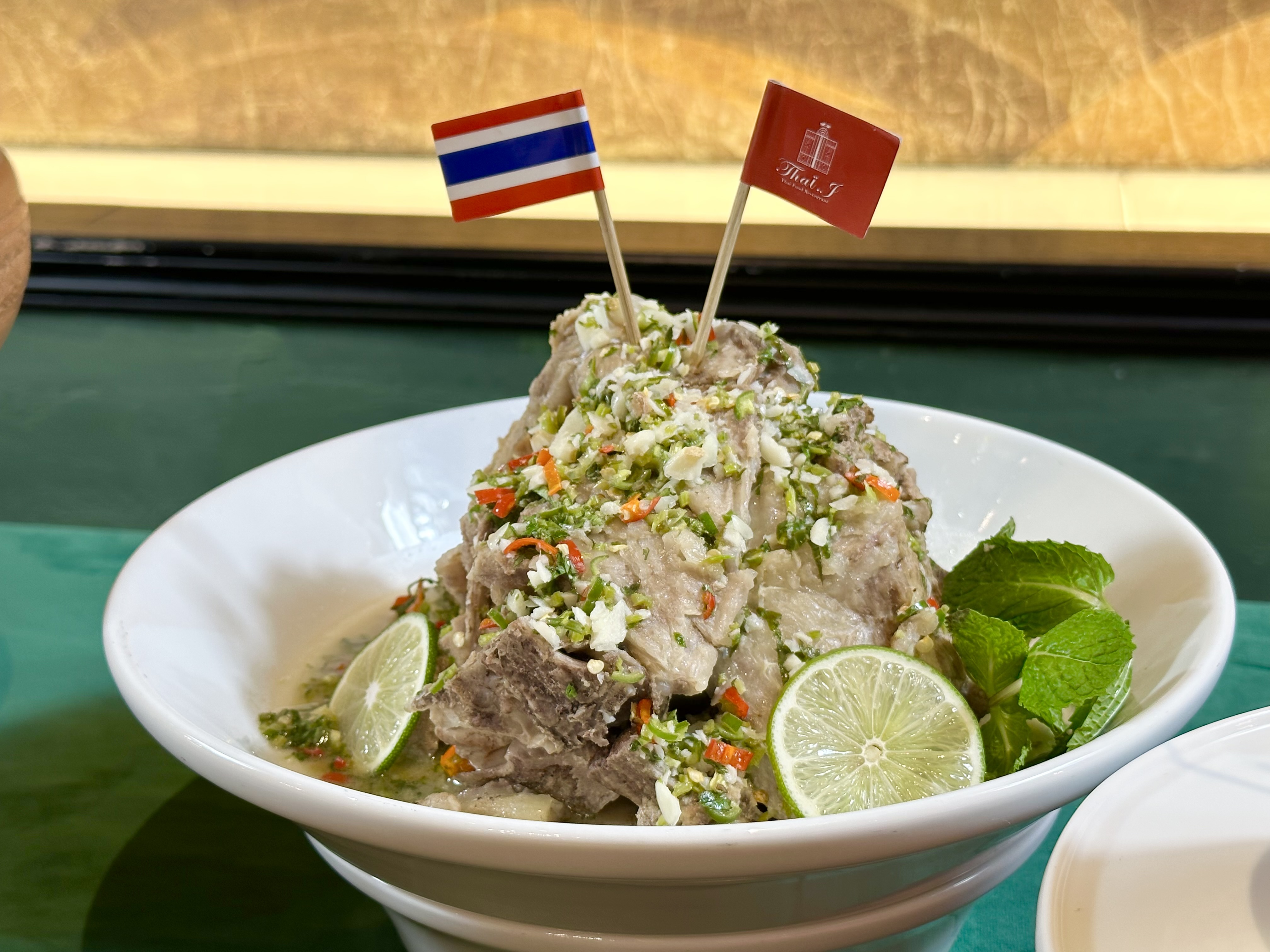 「Thai J泰式料理」推出新菜「泰J火山排骨」，讓客人不用去泰國，就能吃到在曼谷夜市爆紅的料理。