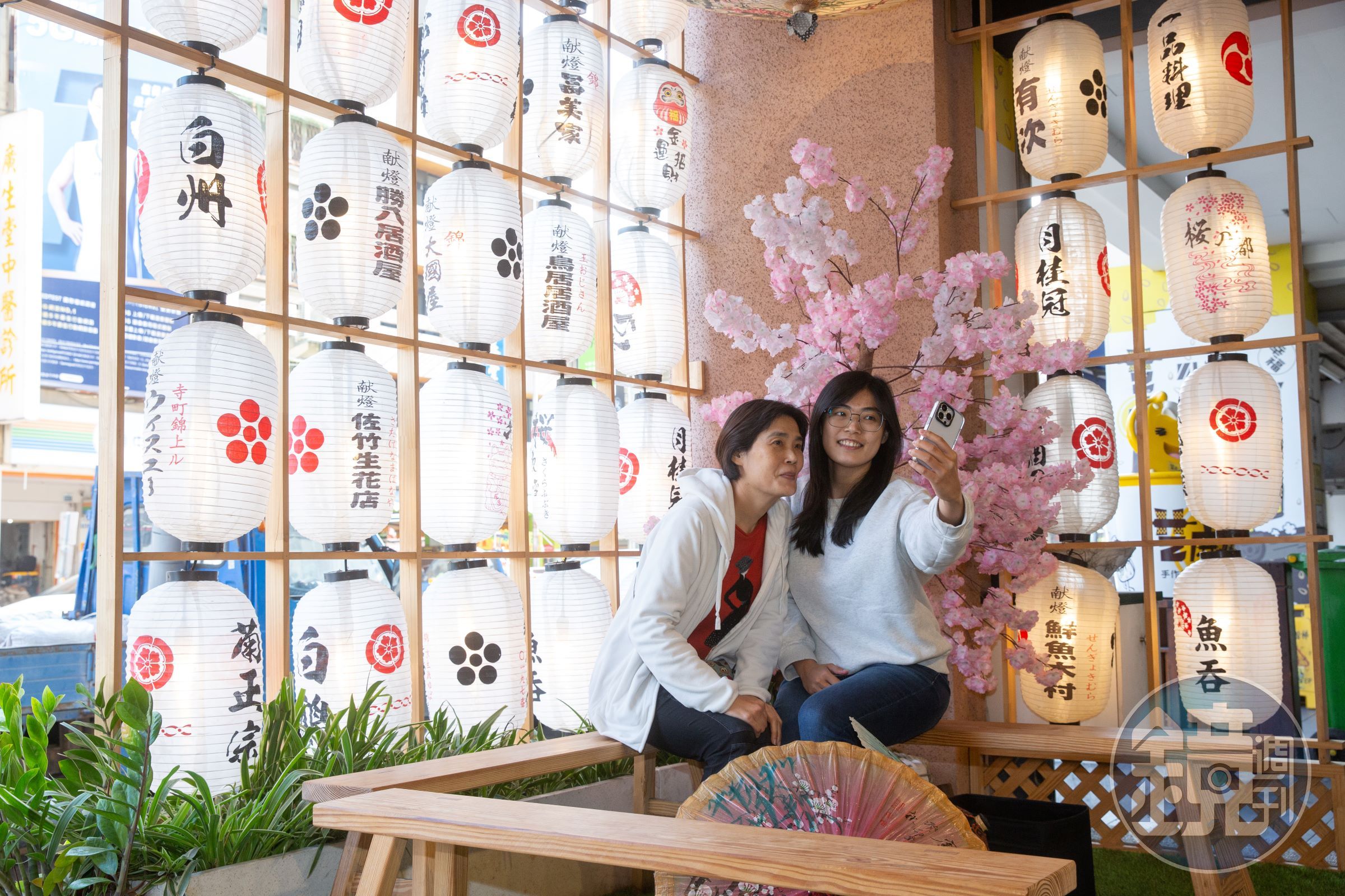 魚吞壽司連店外候客區都設計了日式燈籠、美濃紙傘之網美牆,連等個位都很有戲、充滿氣氛。
