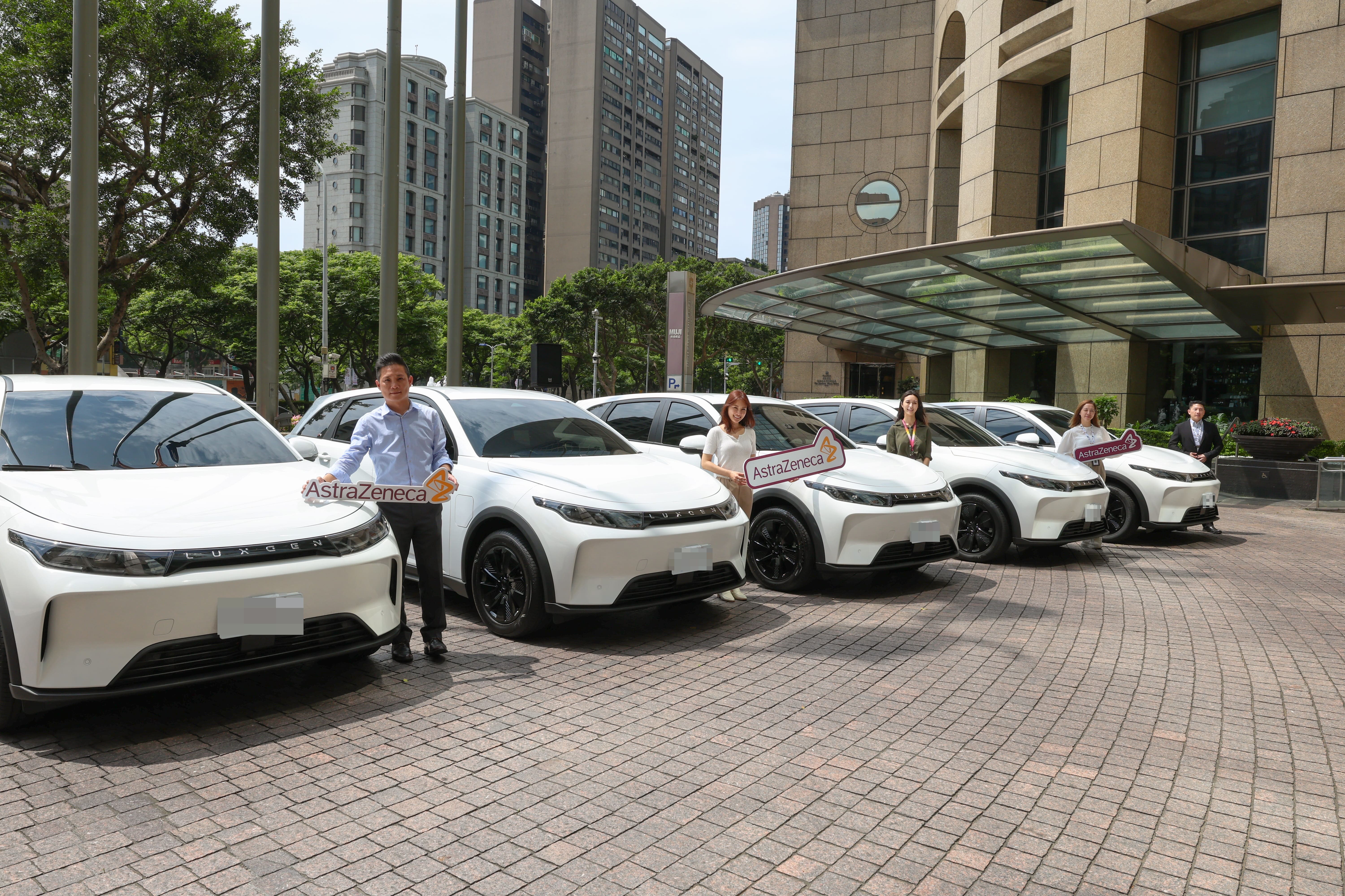 台灣AZ持續在台落實多項減碳措施，今年開始逐步將內部業務人員用車轉換為電動車（EV），整體預計可減少將近200噸碳排放，相當於大安森林公園一年內可吸收的二氧化碳量。（台灣AZ提供）