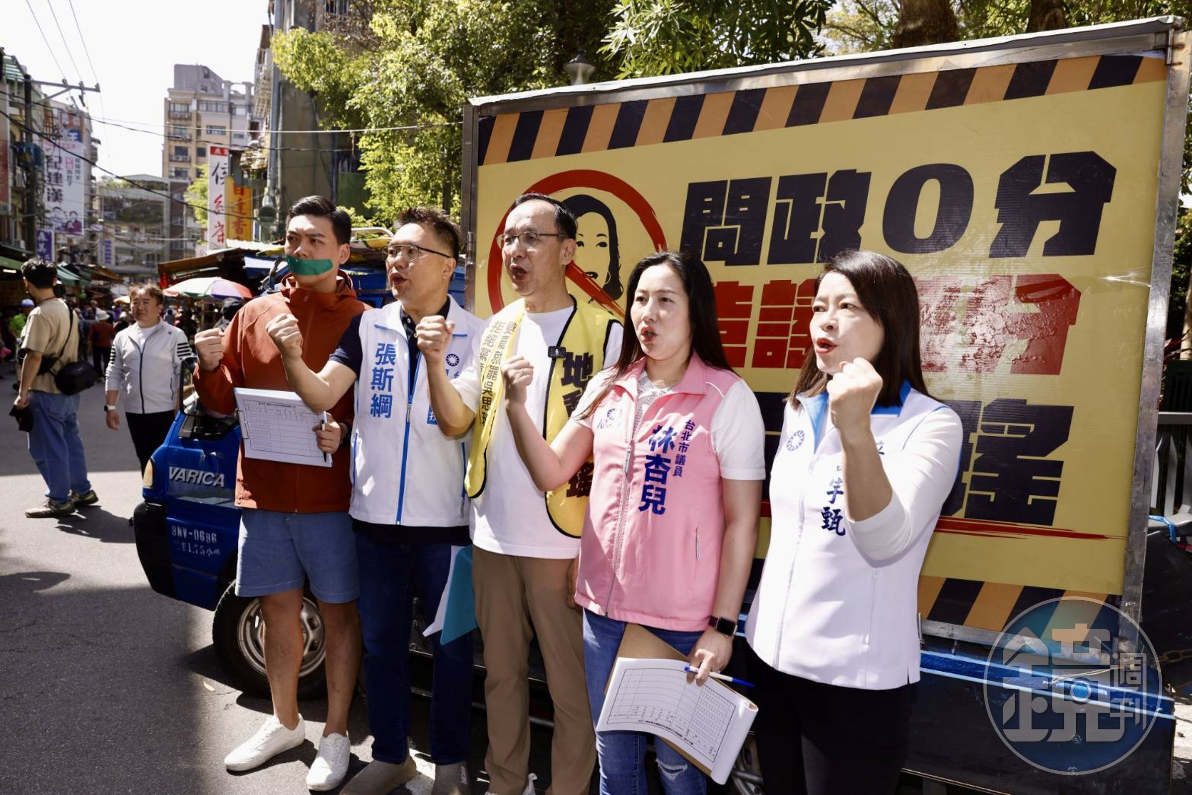 張斯綱(左2)也因涉嫌罷雙吳偽造文書案,遭列為被告,中午移送北檢複訊。