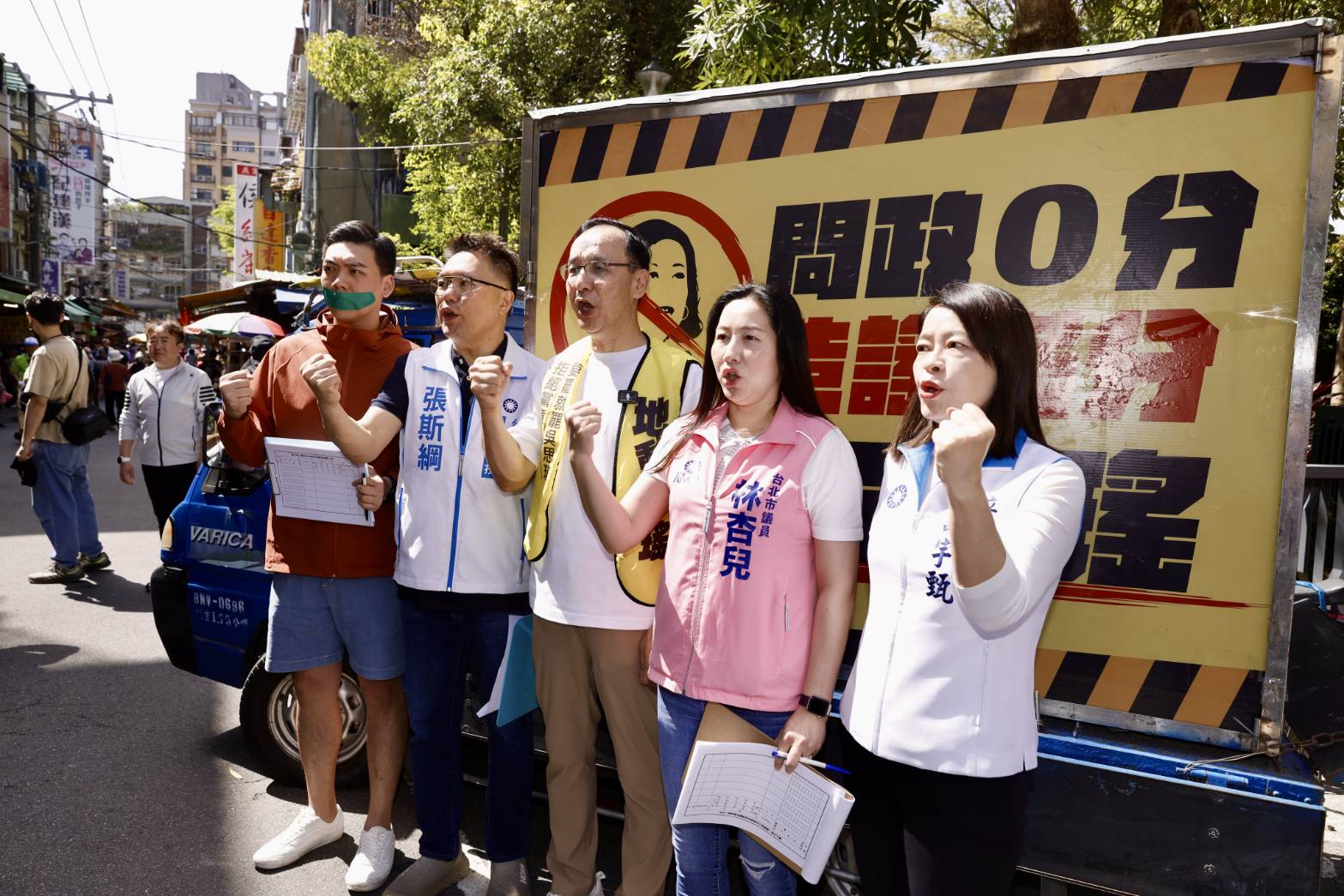 張斯綱（左2）也因涉嫌罷雙吳偽造文書案，遭列為被告，中午移送北檢複訊。