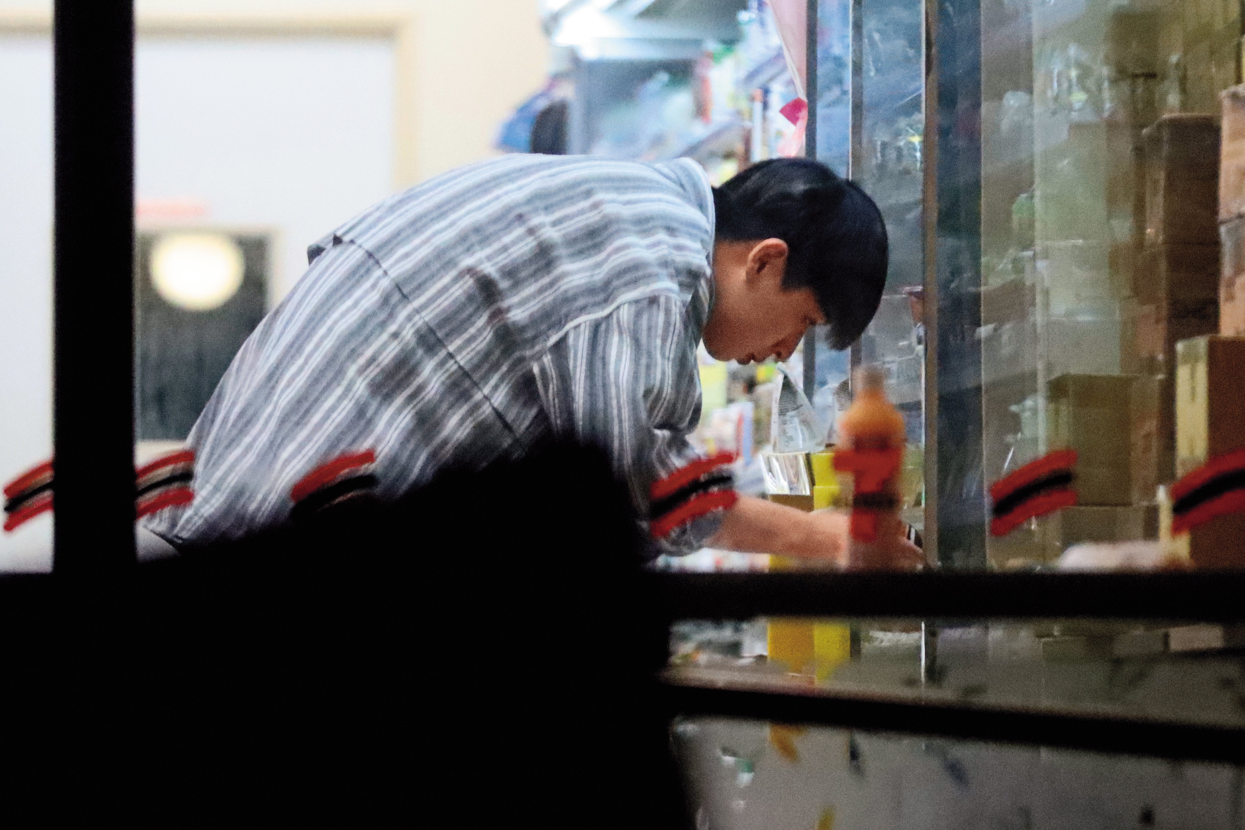 00：25，接著輪到林亭翰出門到便利商店，兩人特地一前一後分開行動。