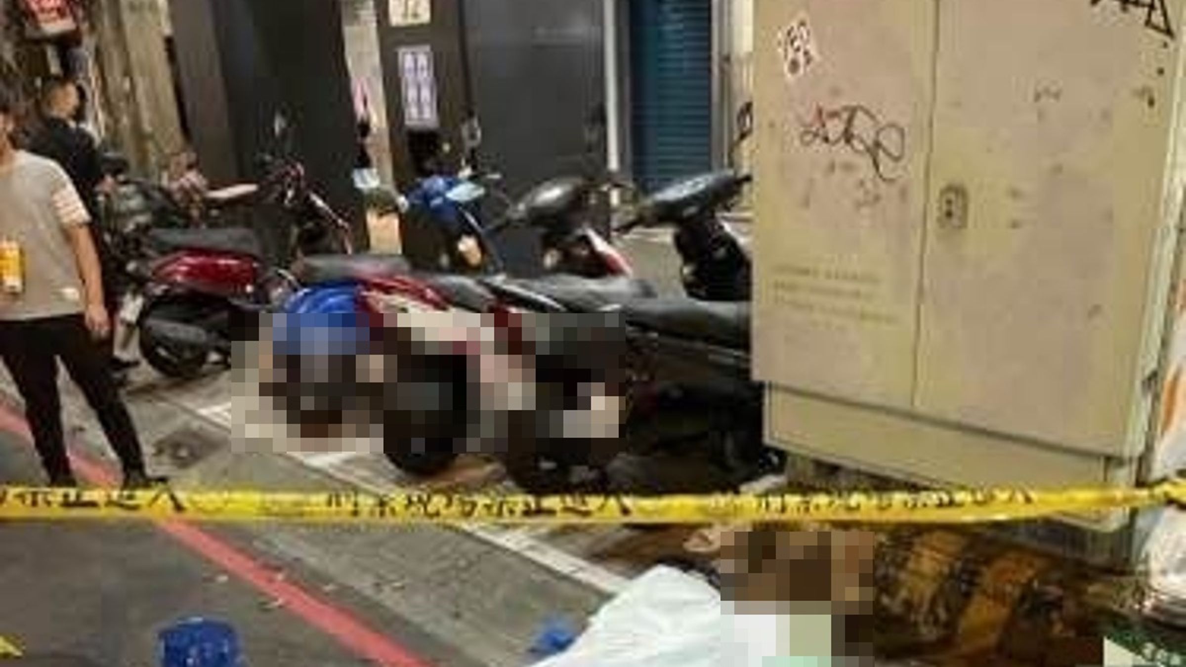 新北市永和區一名黃姓男子，昨不明原因在某商業大樓墜樓身亡。（翻攝畫面）