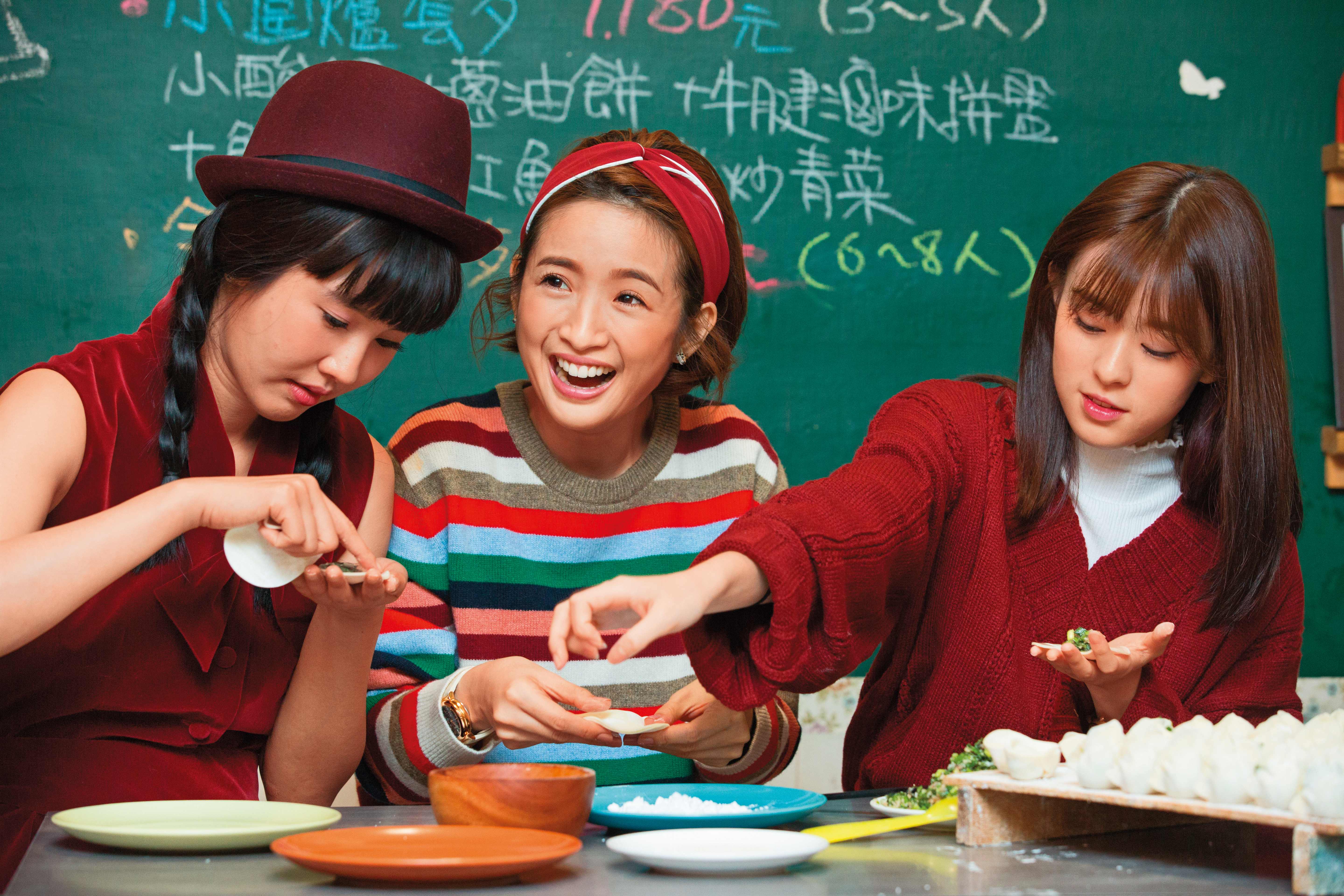 邱偲琹（右）原本是林依晨（中）的同門師妹，後因理念不合而解約離開經紀公司。左為黃心娣。