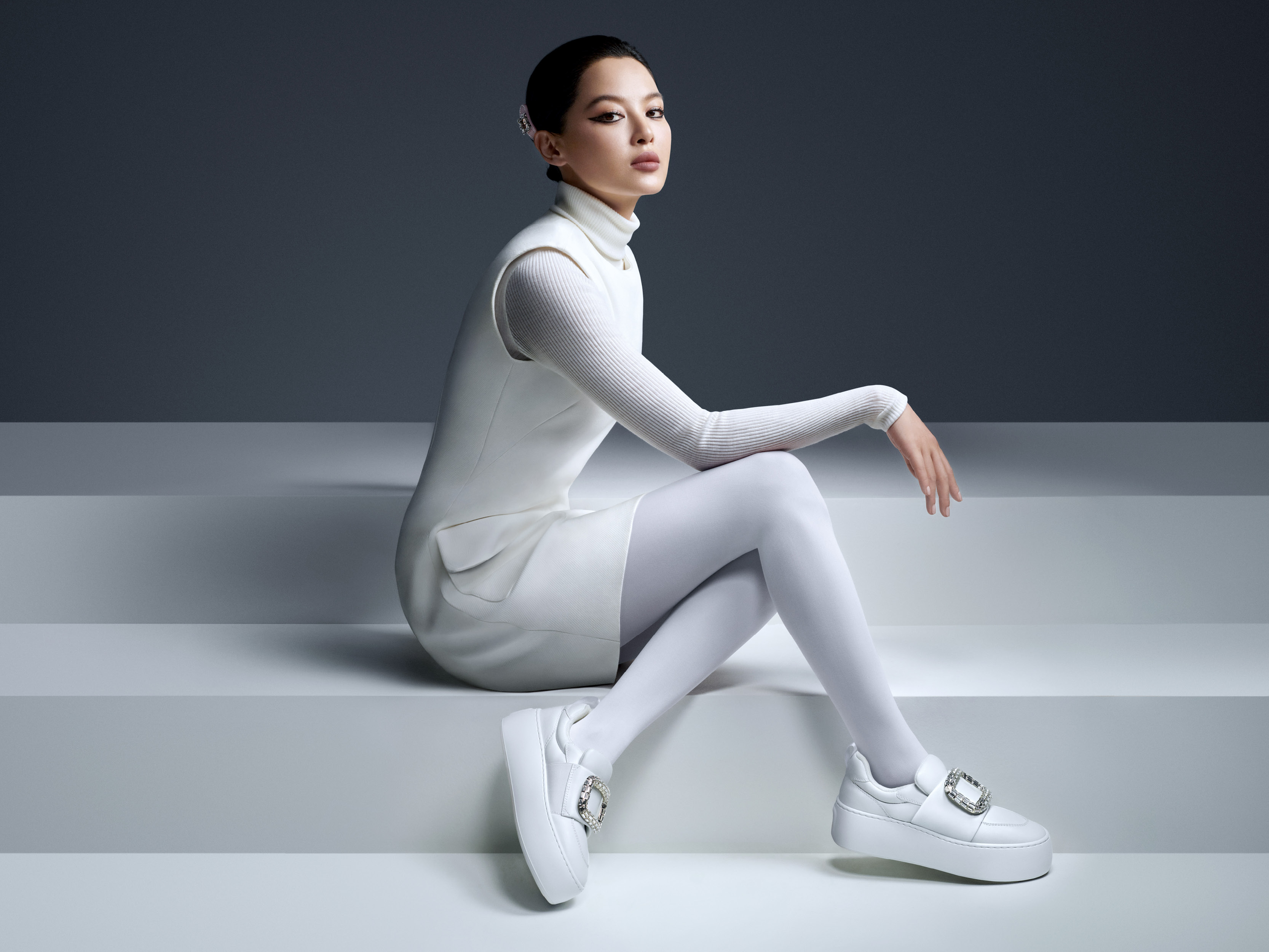 Roger Vivier代言人辛芷蕾詮釋最新的Viv’ Up休閒鞋款。（迪生提供）