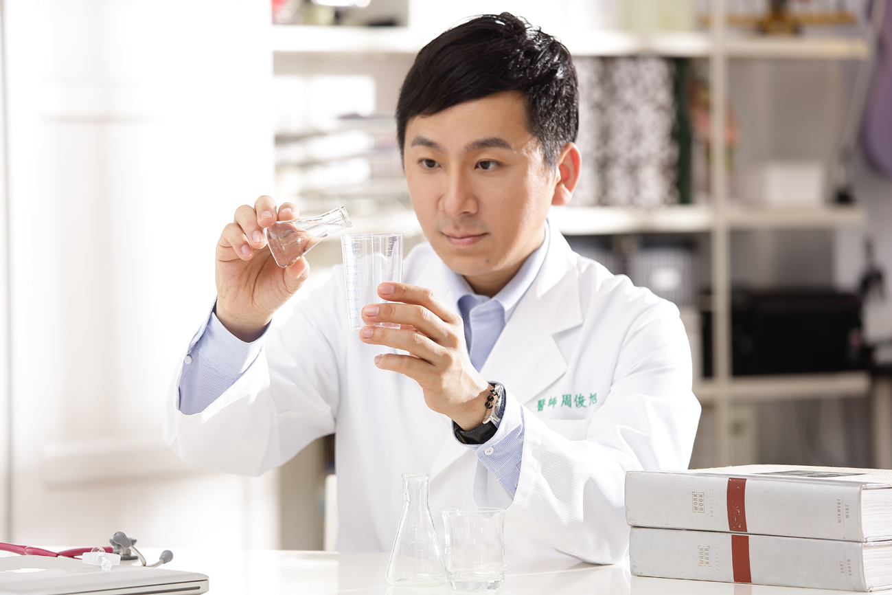 森田藥粧執行長周俊旭運用醫學的專業，將森田行從百貨業成功轉型為「森田藥粧」。