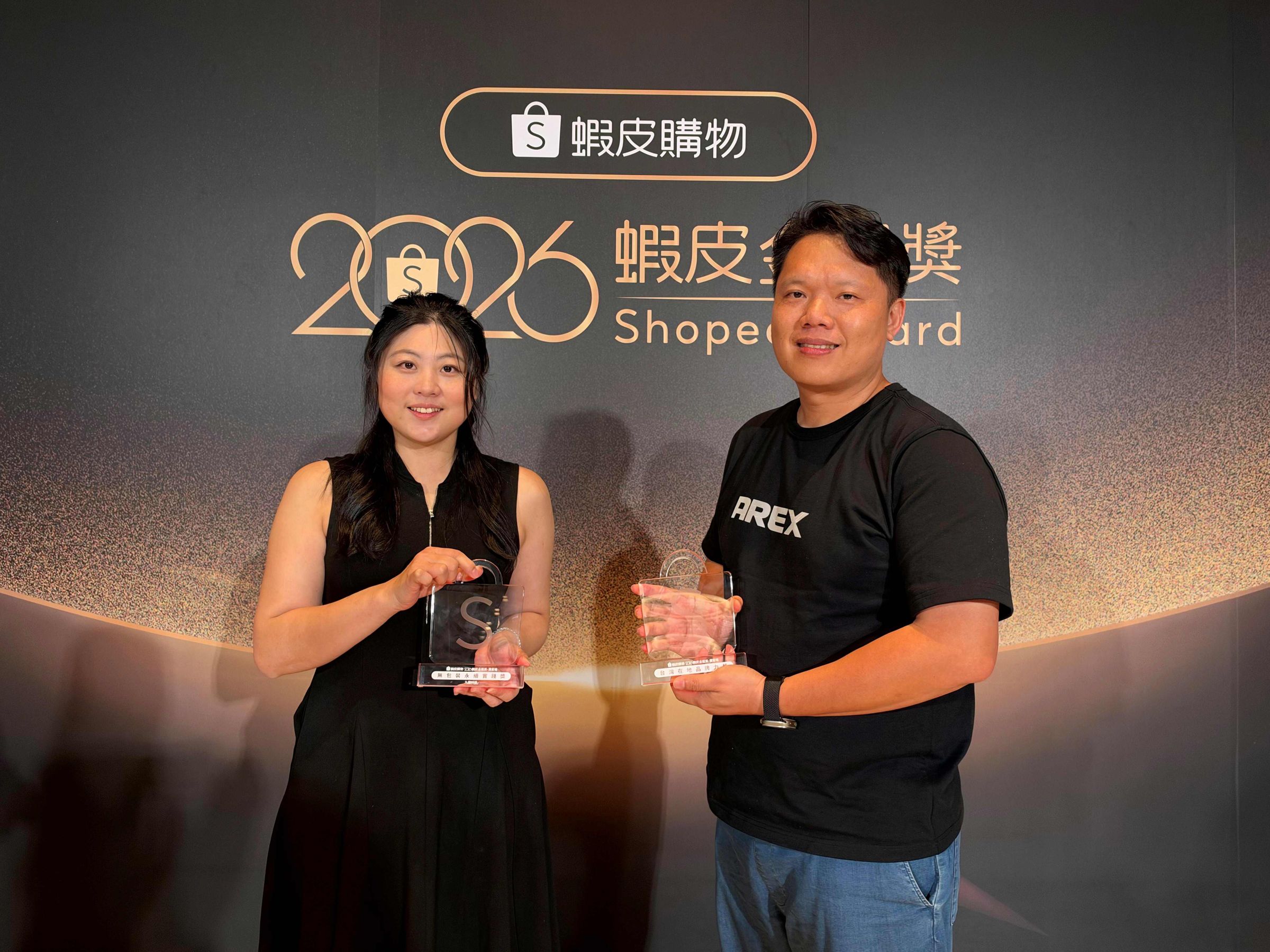 九圓科技執行長歐佩雲(左)獲無包裝永續實踐獎,AREXSPORT總經理吳尚蘴(右)獲台灣在地品牌力獎。