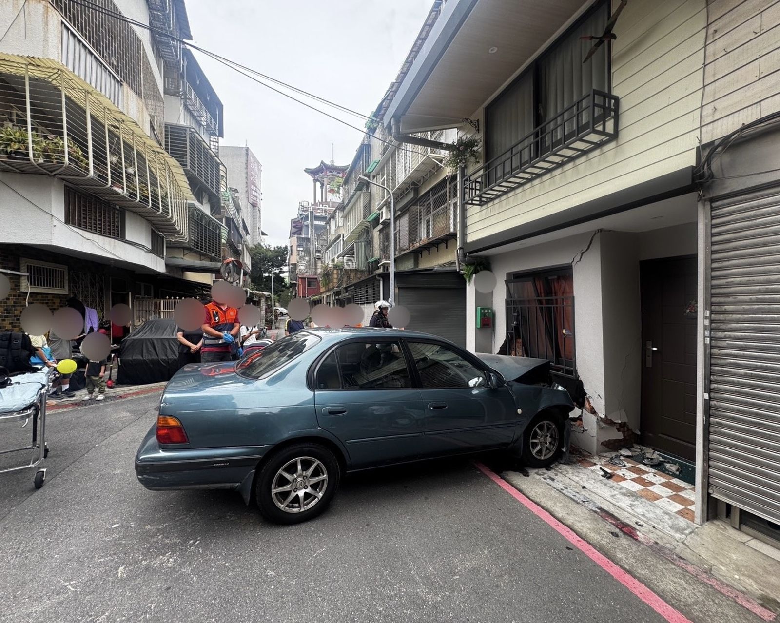 8旬老翁駕車衝撞民宅 警籲高齡者小心駕駛