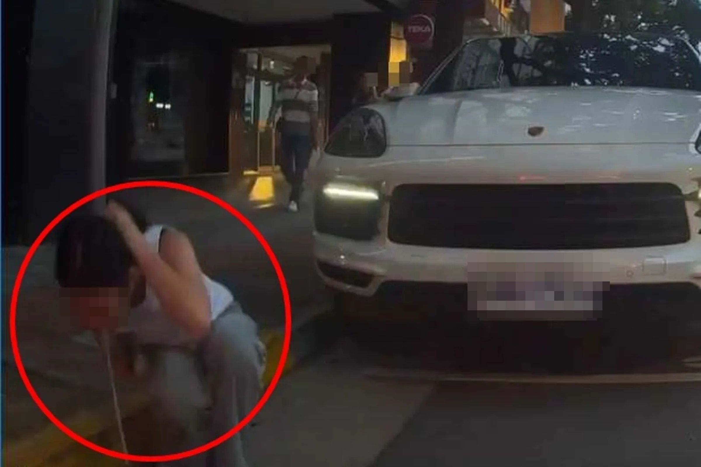 一名長髮妹從保時捷下車吐出一坨白色液體，引發關注。（翻攝自WoWtchout-地圖型行車影像分享平台 YT頻道）