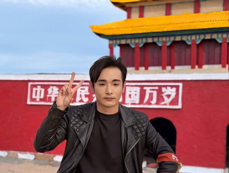  反共網紅「八炯」現身天安門，引發關注。（翻攝自八炯Threads）