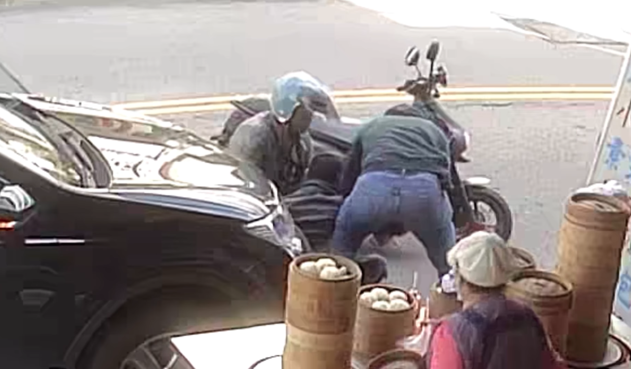 毒犯買包子下車9秒就被便衣警察壓制在地。(翻攝店家臉書)