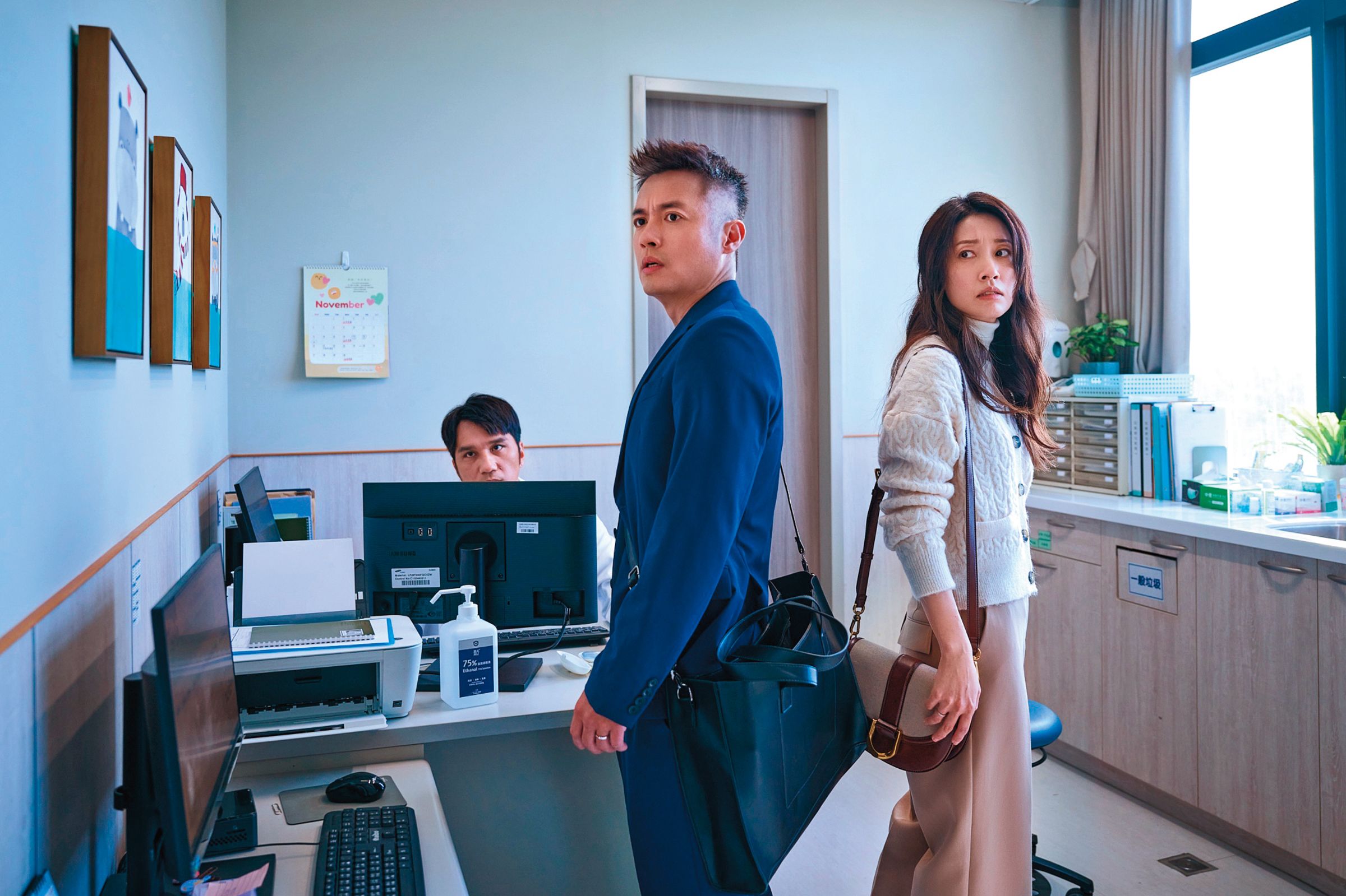 田中千繪(右)與范逸臣(中)終於在《BIG》扮演一對夫妻,只可惜他們是怨偶,為了小孩的健康,還跟馬志翔(左)飾演的醫生意見不合。(米倉影業提供)