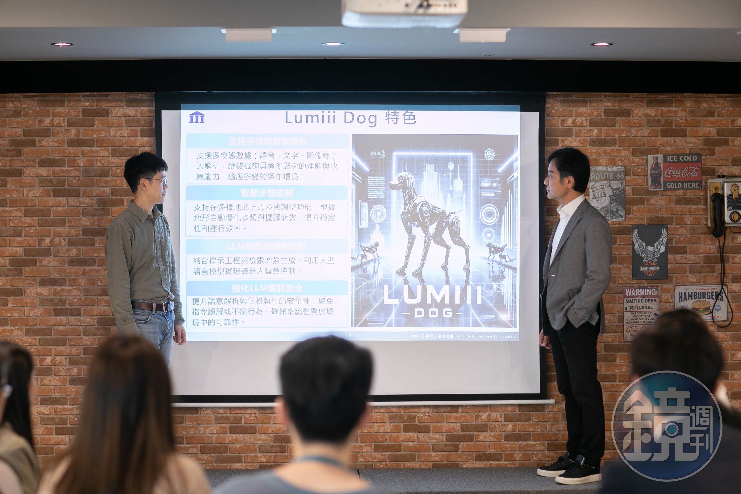 黃仲銘仔細聆聽AI機械狗LUMIII的進度，這隻百分之百出自台灣的機器狗即將於6月發表。