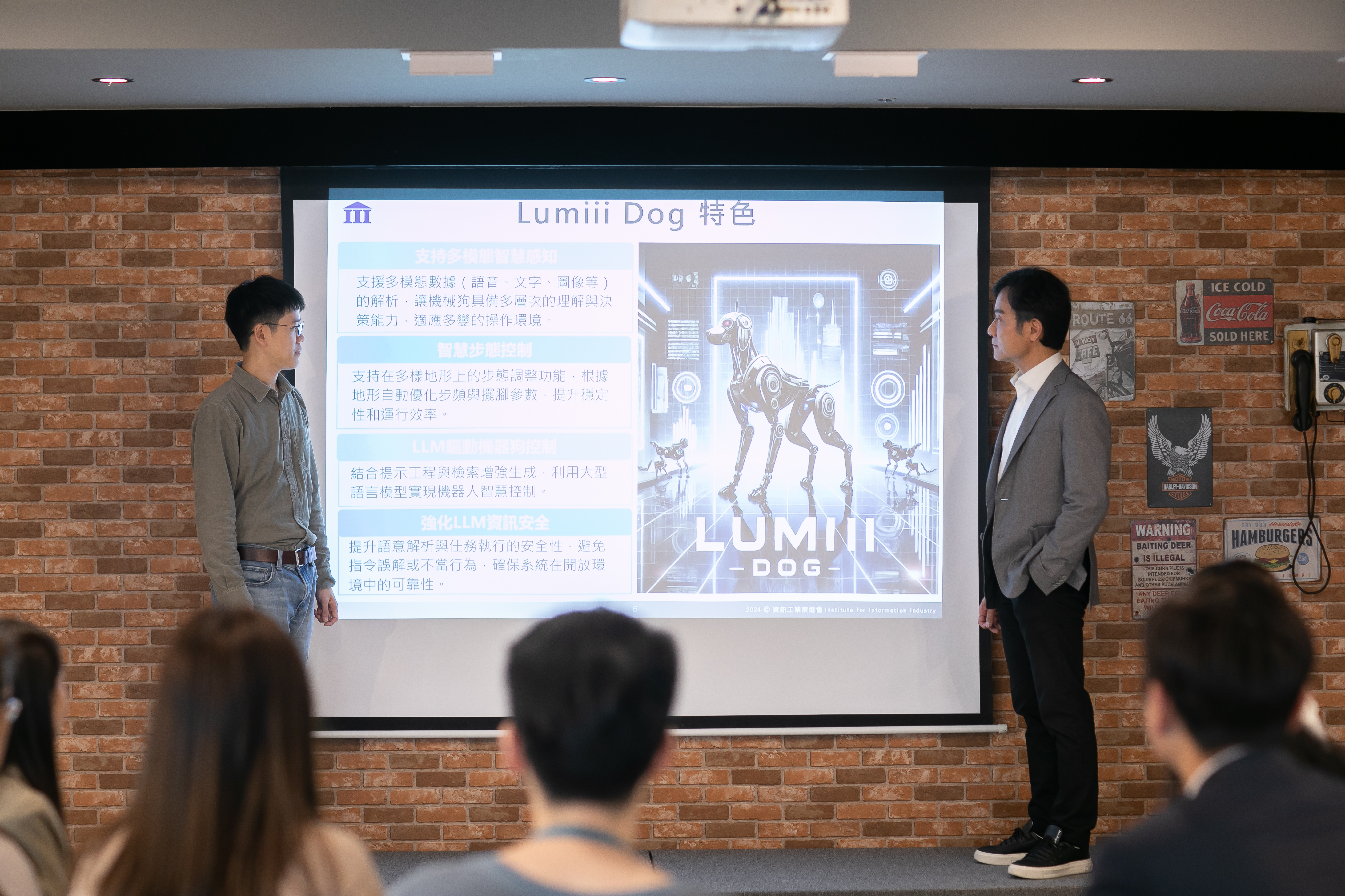 黃仲銘仔細聆聽AI機械狗LUMIII的進度，這隻百分之百出自台灣的機器狗即將於6月發表。