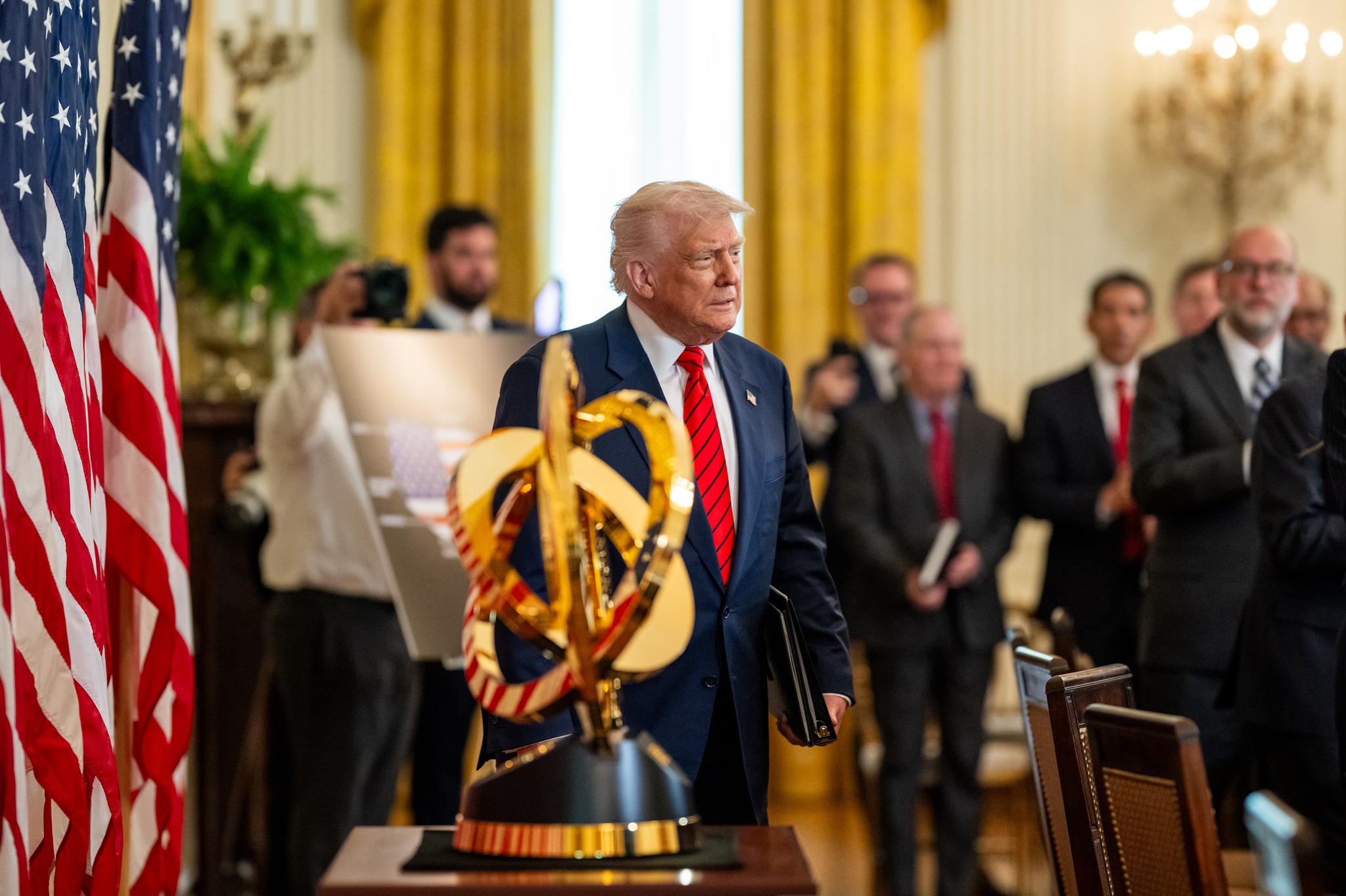 川普在白宮記這會上，提到美中關稅貿易談判時，指如果中國願意開放市場，將有利於「統一與和平」。此言論曝光引起討論。（翻攝自白宮臉書）