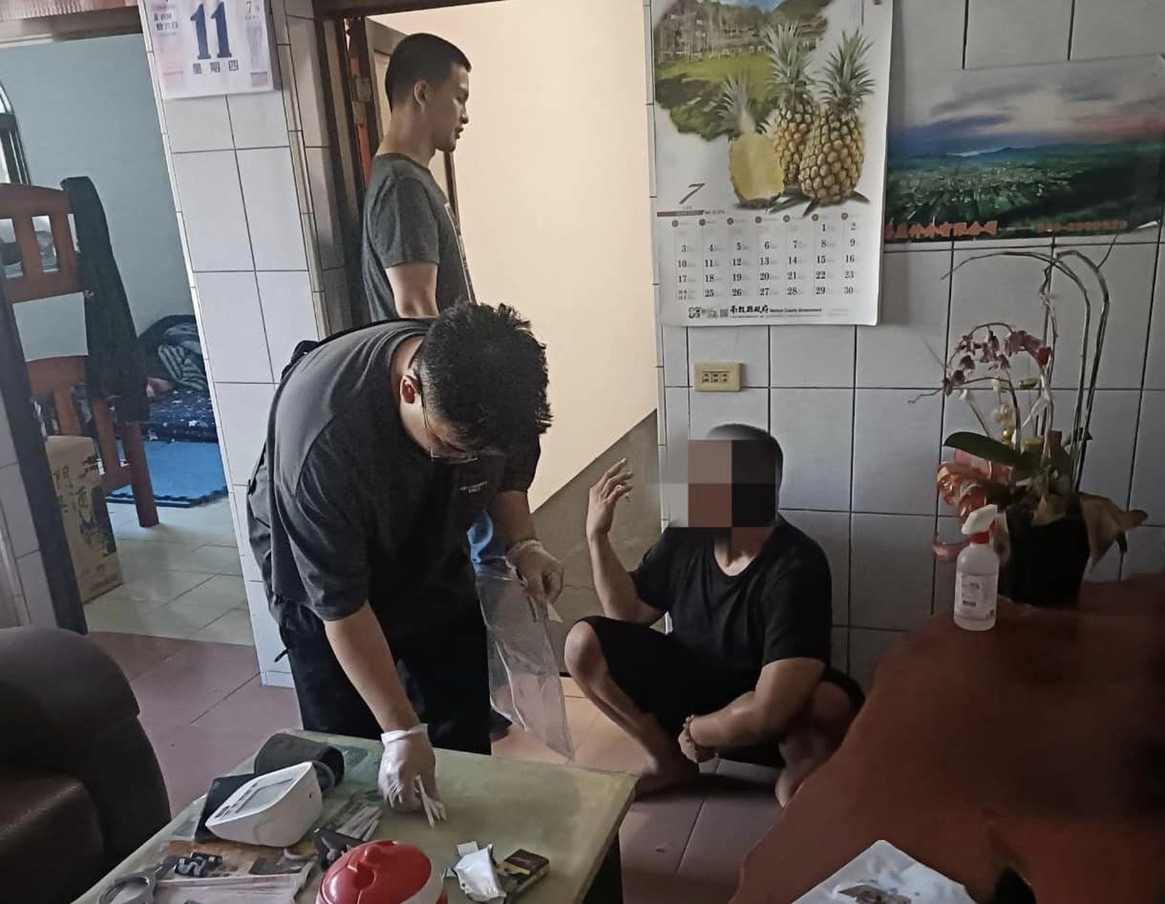 板橋警在南投縣國姓鄉南港村某處民宅逮到紀嫌,查扣毒品等相關證物。(翻攝自板橋警聲雲臉書)