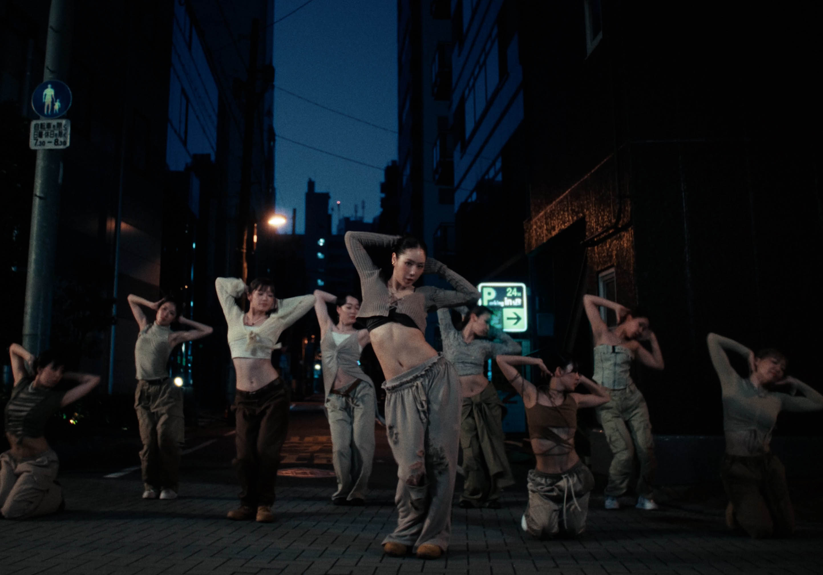 SOYOU（韶宥）新歌MV在日本拍攝，與舞群在許多場景跳舞。（MAGIC STRAWBERRY SOUND提供）