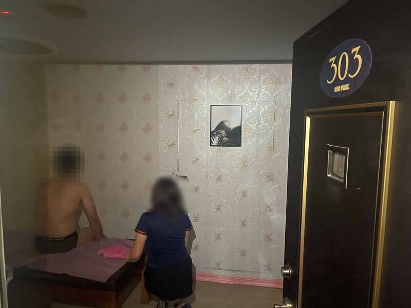 警方查獲年過半百的孫女，以2,500元代價為男客提供半套性服務。（警方提供）