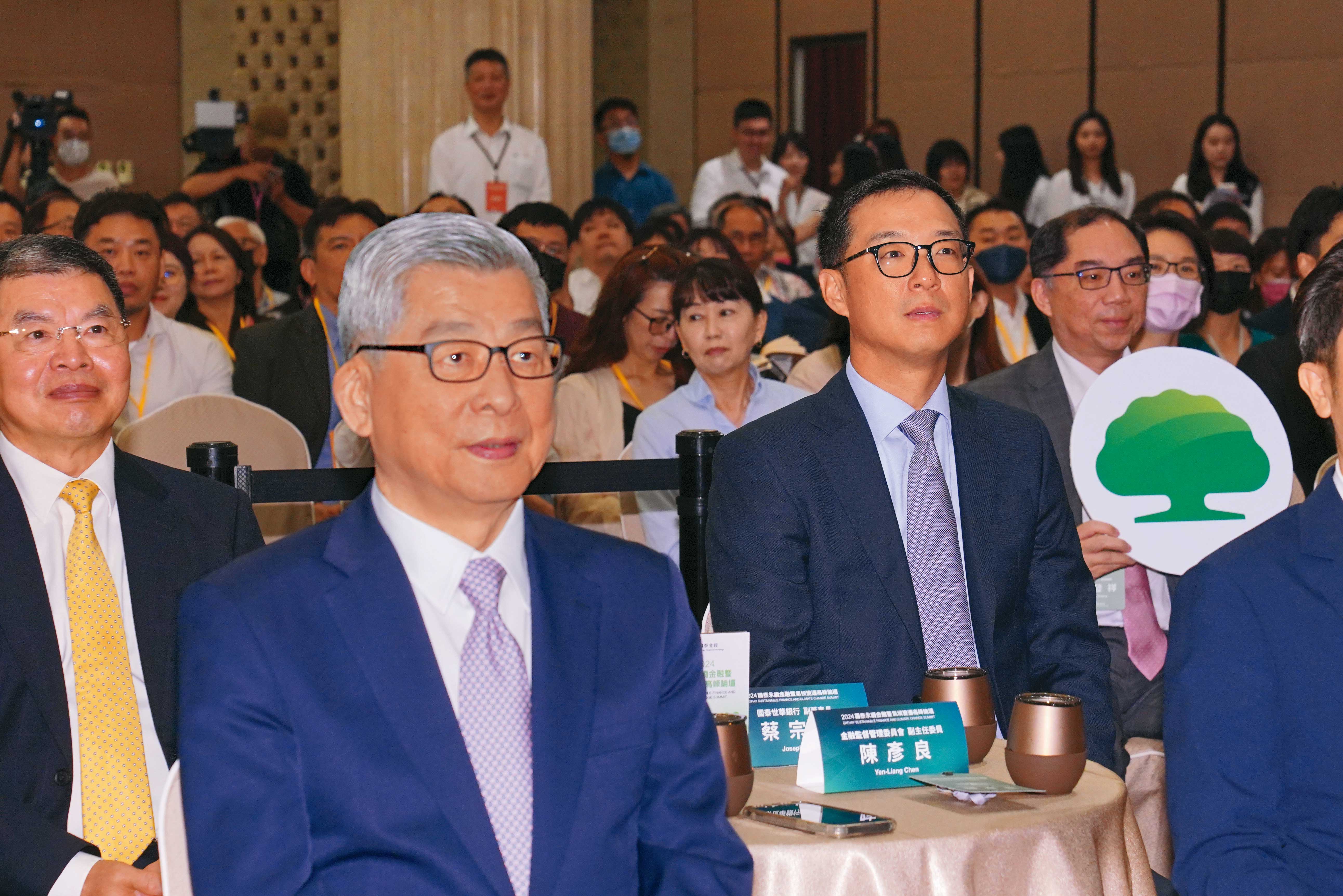 如何重新擦亮因「內控治理不當」蒙塵的國泰金招牌，考驗著蔡宏圖與蔡宗翰父子的智慧。