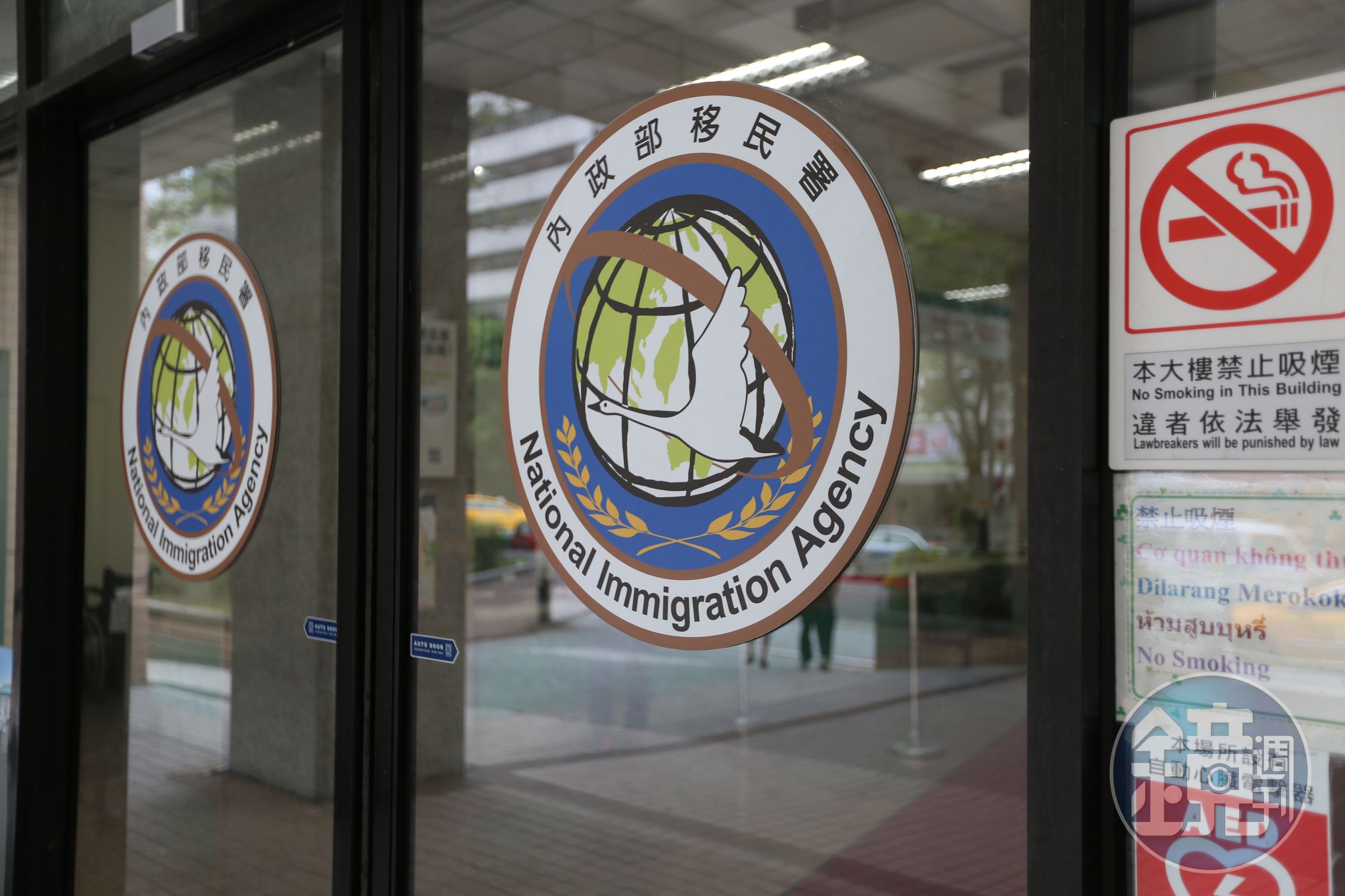 為避免民眾同時具有兩岸戶籍情事，移民署依法陸續通知具陸籍身分且未曾繳附喪失原籍證明者。（本刊資料照）